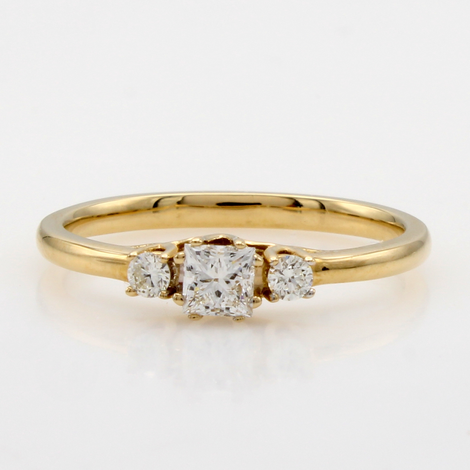 Image 27125795 - Ring mit Diamant und Brillanten, GG 585/000, Diam. im Princess-Cut ca. 0.30 ct u. 2 ...