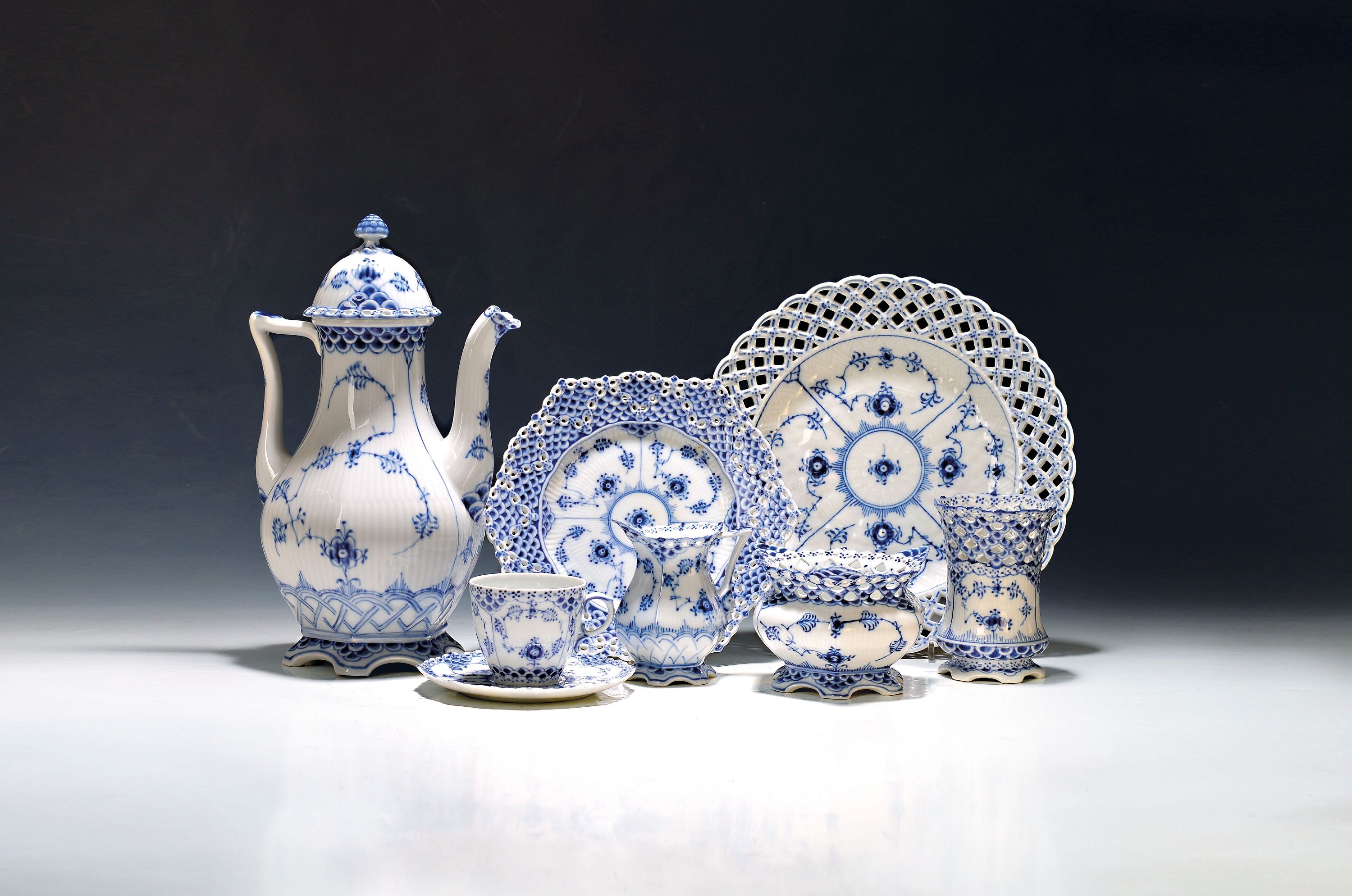 Image 27125799 - Kaffeeservice, Musselmalet, Vollspitze, für 12 Personen, Royal Copenhagen, Porzellan, ...