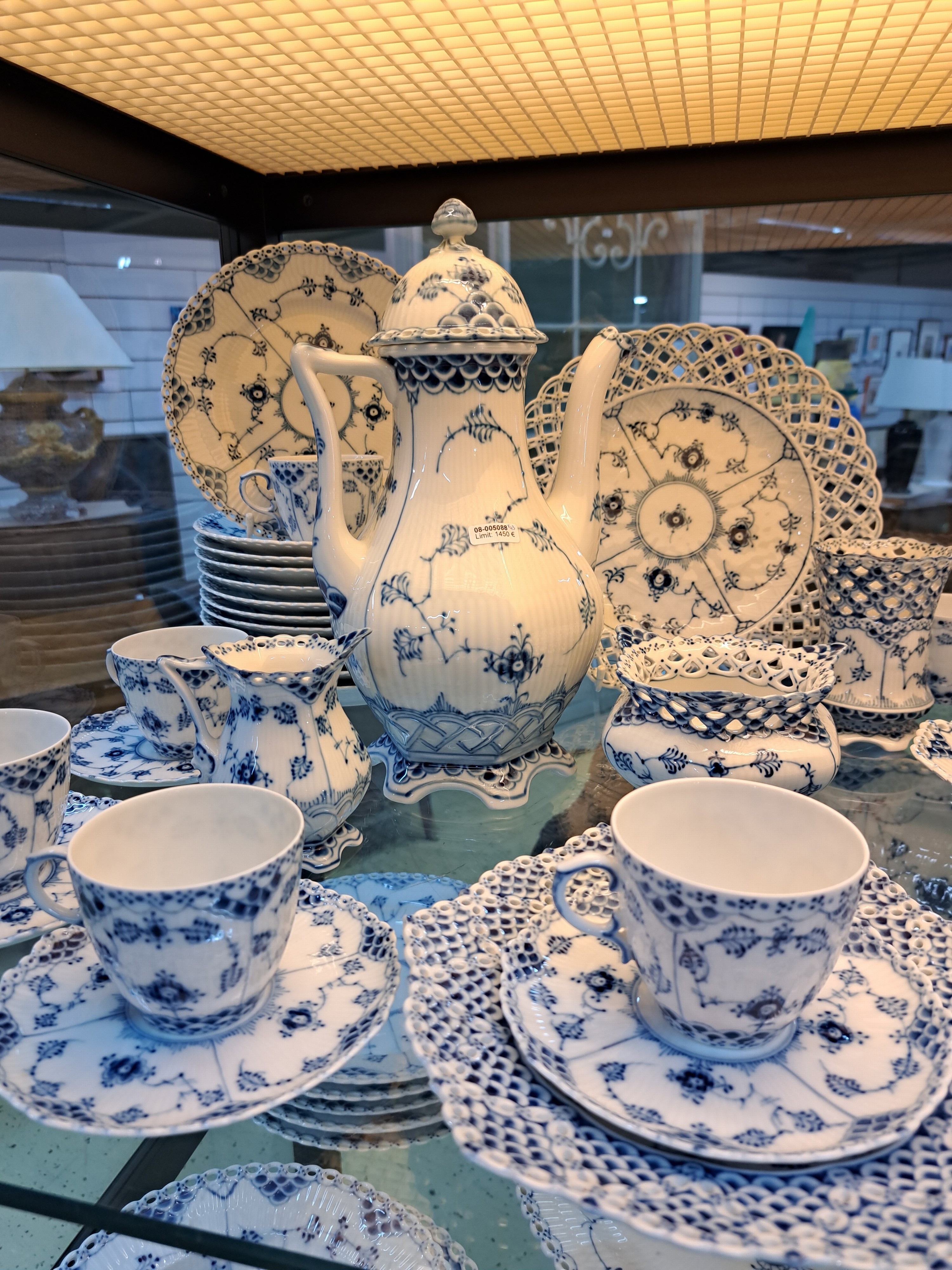Detail b: Kaffeeservice, Musselmalet, Vollspitze, für 12 Personen, Royal Copenhagen, Porzellan, Kaffeekanne, Zuckerschale, 12 Tassen mit Untertassen, 12 ...
