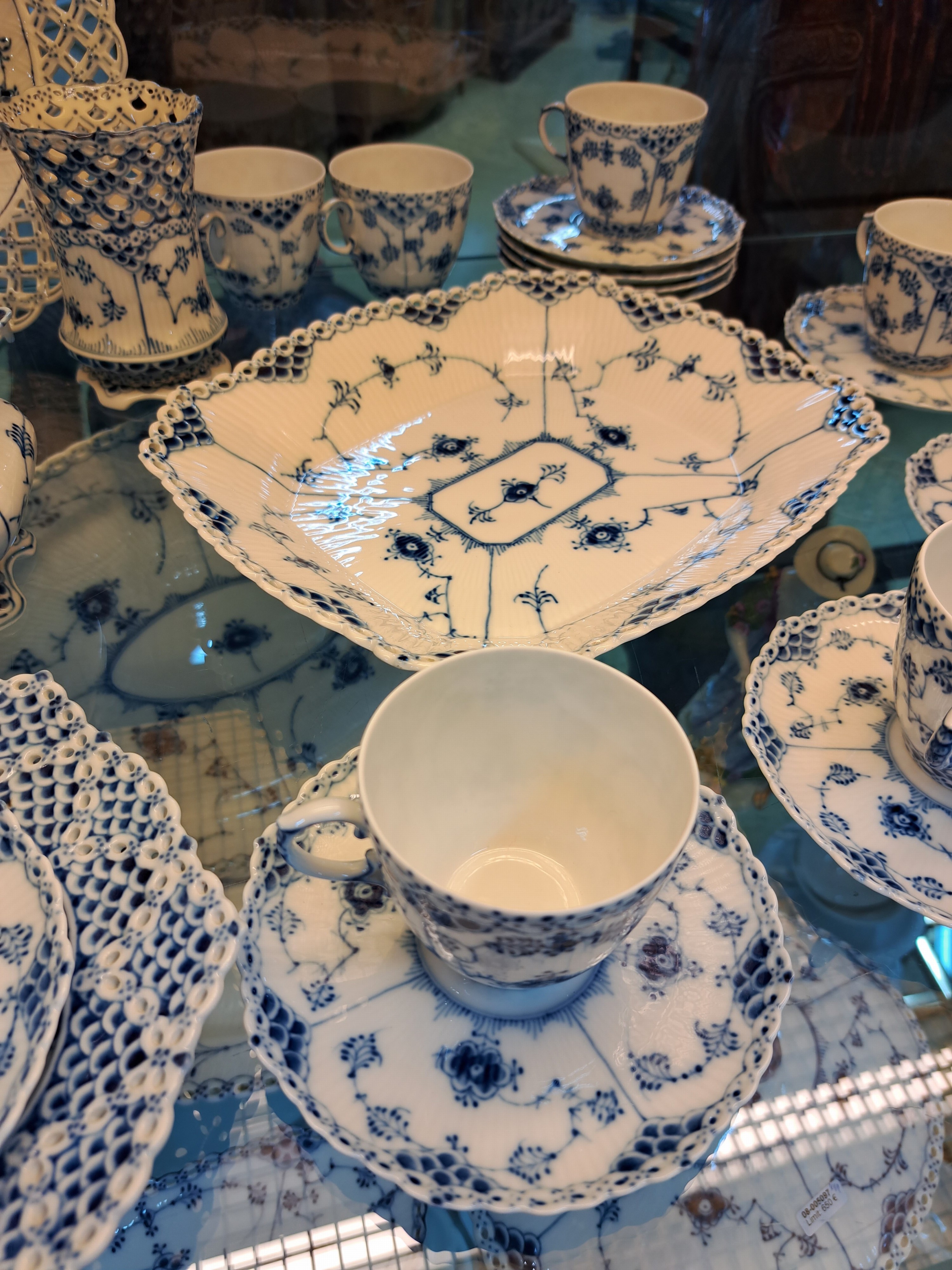 Detail f: Kaffeeservice, Musselmalet, Vollspitze, für 12 Personen, Royal Copenhagen, Porzellan, Kaffeekanne, Zuckerschale, 12 Tassen mit Untertassen, 12 ...