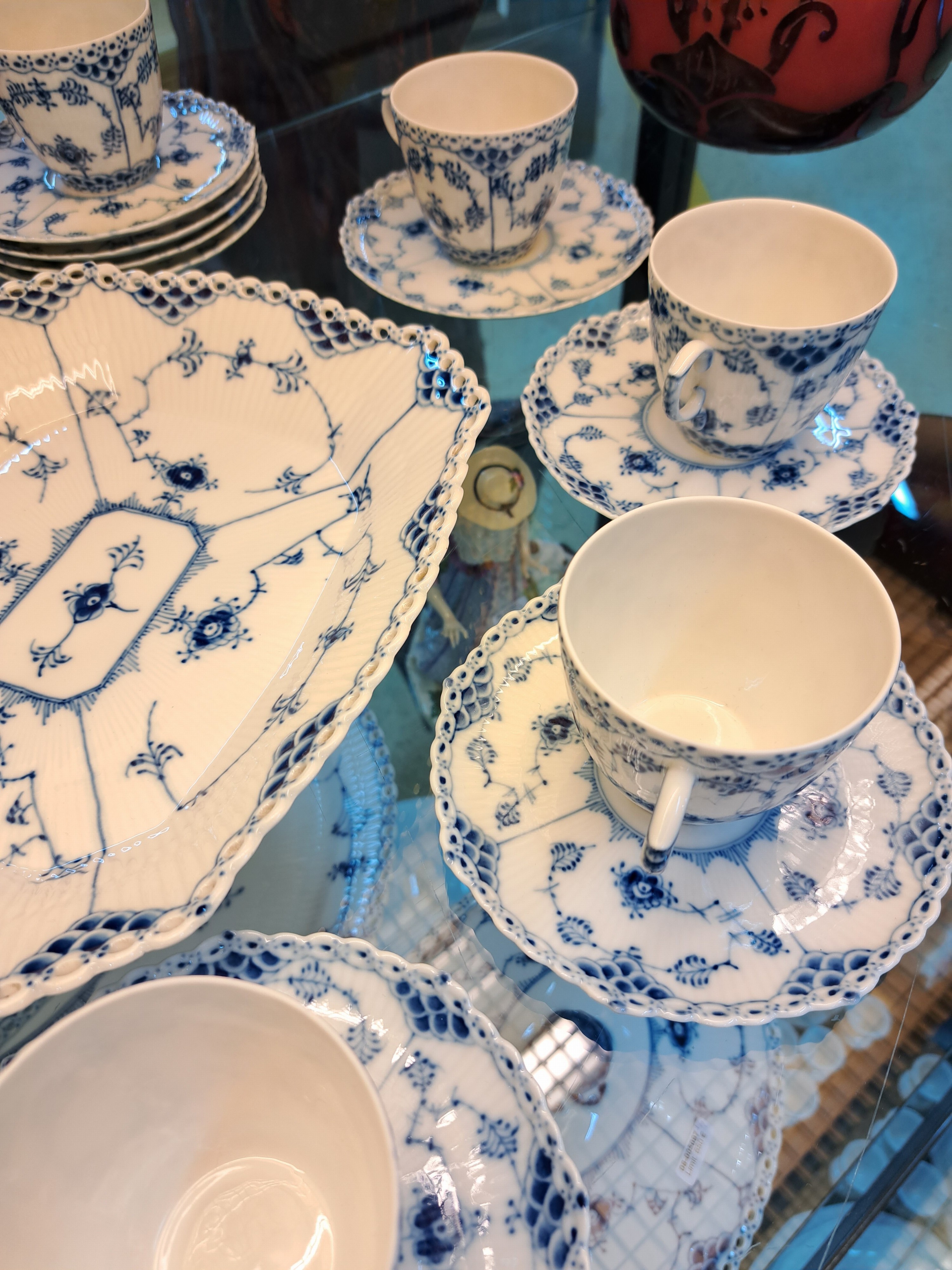 Detail g: Kaffeeservice, Musselmalet, Vollspitze, für 12 Personen, Royal Copenhagen, Porzellan, Kaffeekanne, Zuckerschale, 12 Tassen mit Untertassen, 12 ...