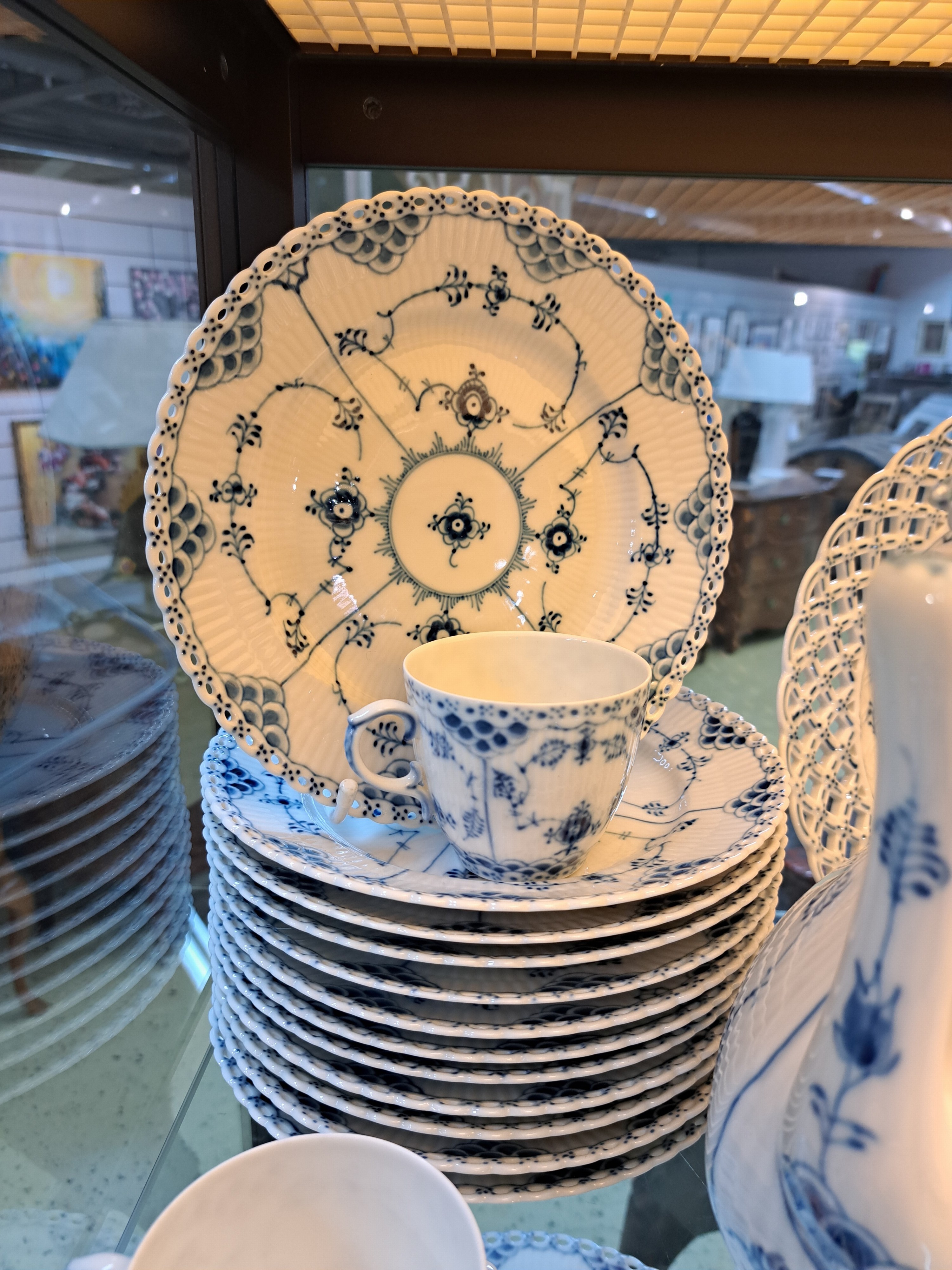 Detail k: Kaffeeservice, Musselmalet, Vollspitze, für 12 Personen, Royal Copenhagen, Porzellan, Kaffeekanne, Zuckerschale, 12 Tassen mit Untertassen, 12 ...