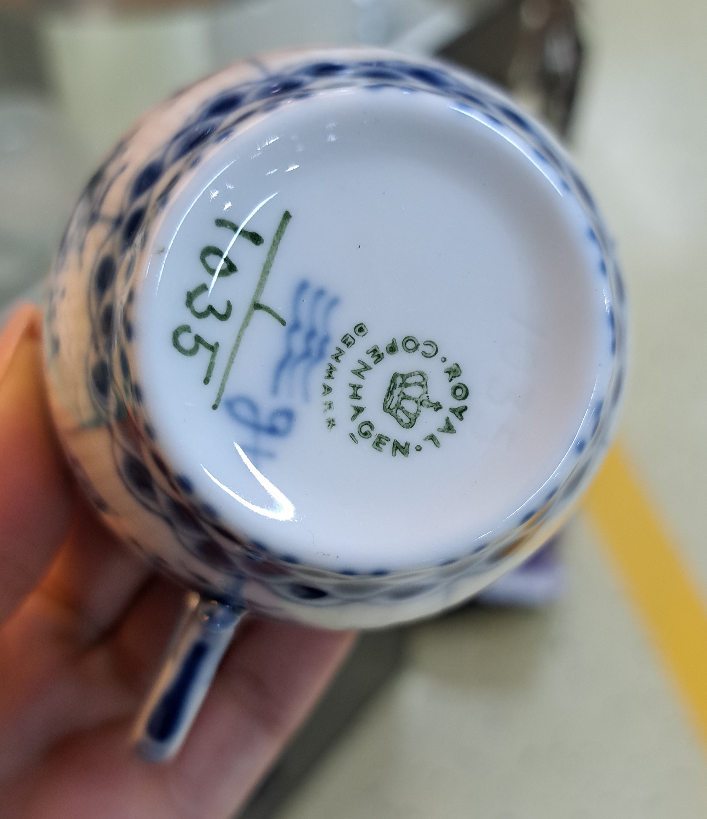 Detail l: Kaffeeservice, Musselmalet, Vollspitze, für 12 Personen, Royal Copenhagen, Porzellan, Kaffeekanne, Zuckerschale, 12 Tassen mit Untertassen, 12 ...