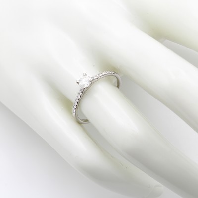 27125786a - Ring mit Brillanten, WG 750/000, Mittelsteinca. 0.28 ct Weiß/si, 16 Brill. seitl. gef. ...