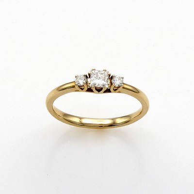 27125795a - Ring mit Diamant und Brillanten, GG 585/000, Diam. im Princess-Cut ca. 0.30 ct u. 2 ...