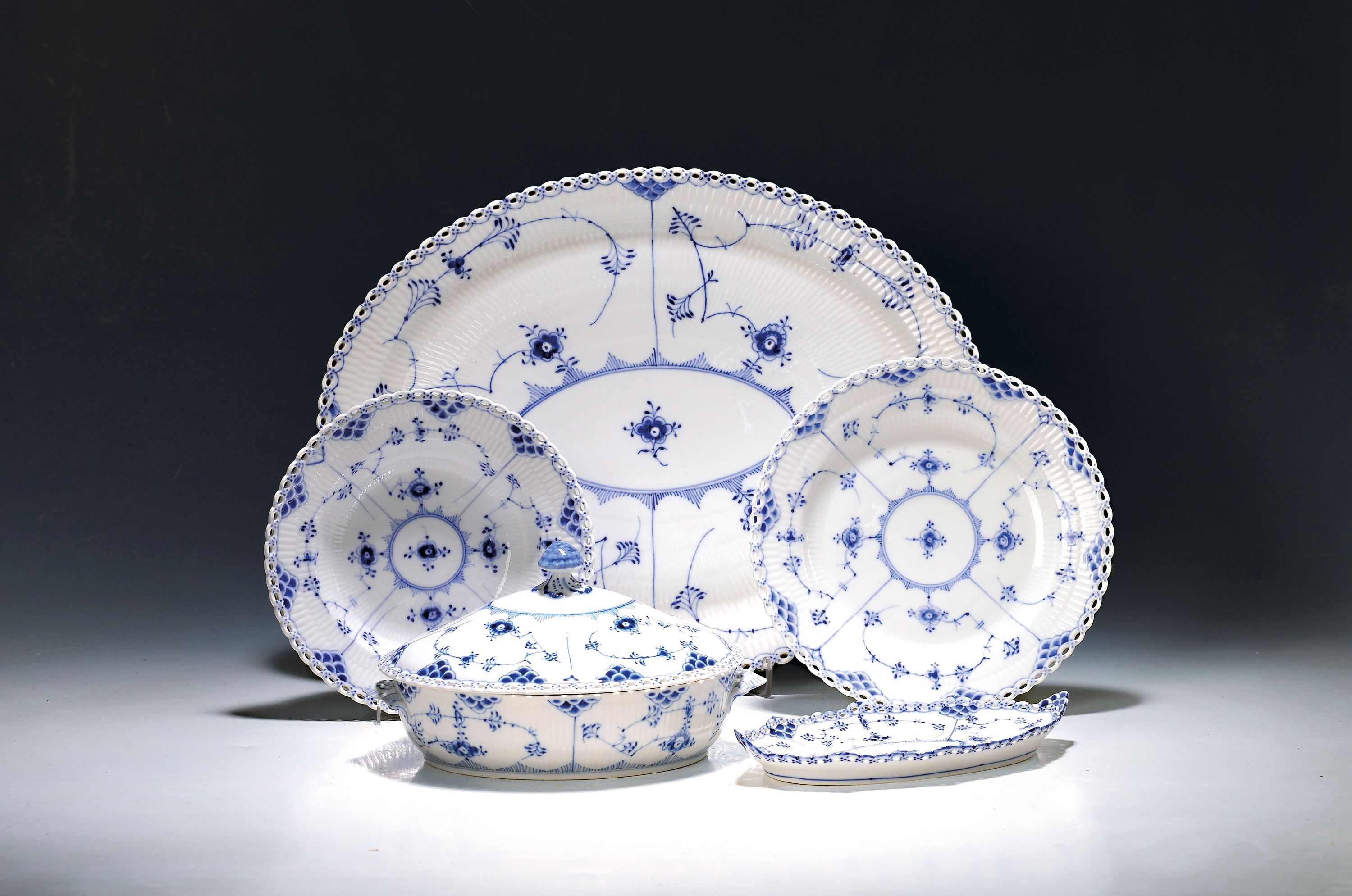 Image 27125801 - Speiseservice, Royal Copenhagen, Musselmalet Vollspitze, 2. Wahl, 6 Menueteller, D. ...