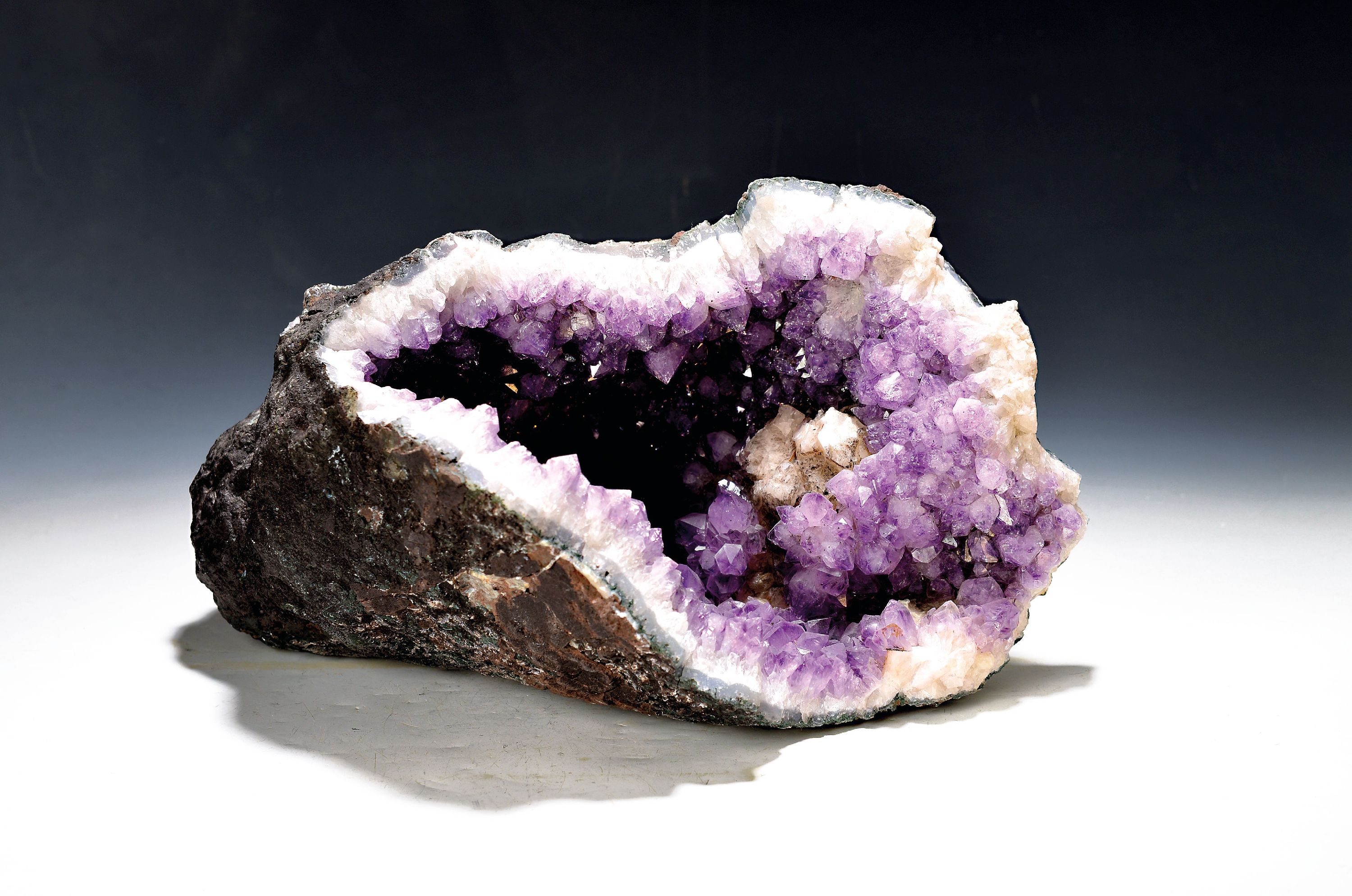 Image 27125804 - Große Amethystdruse mit Calcit, wohl Brasilien, die Kristalle variieren in Größe und ...