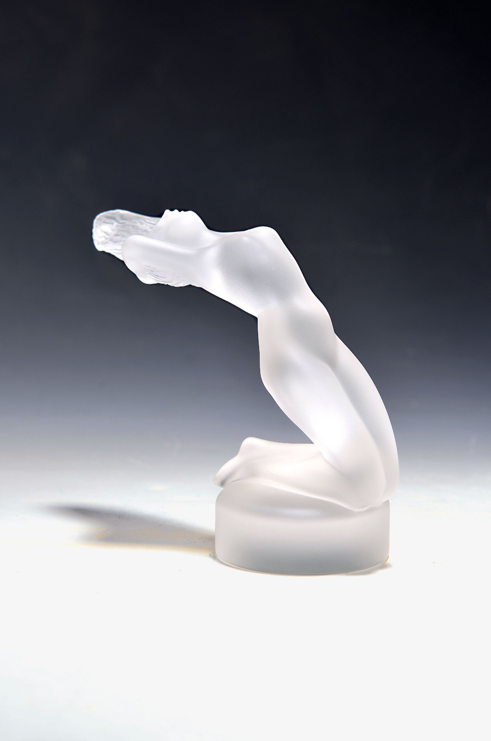 Image 27125817 - Glasskulptur ´Chrysis´, Lalique, Formglas mattiert, am Fuß signiert, H. ca. 12.5 cm, ...