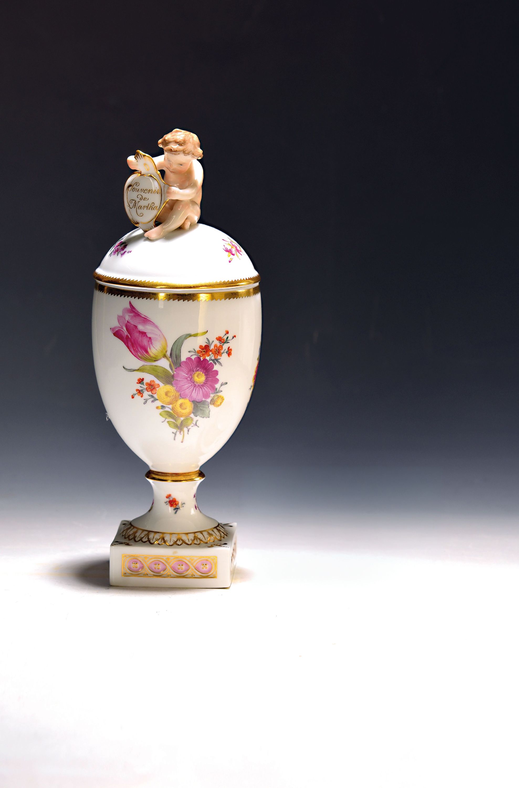 Image 27125818 - Deckelpokal, Royal Copenhagen, 20. Jh., beidseitiger Blumendekor, klassizistische Form, ...