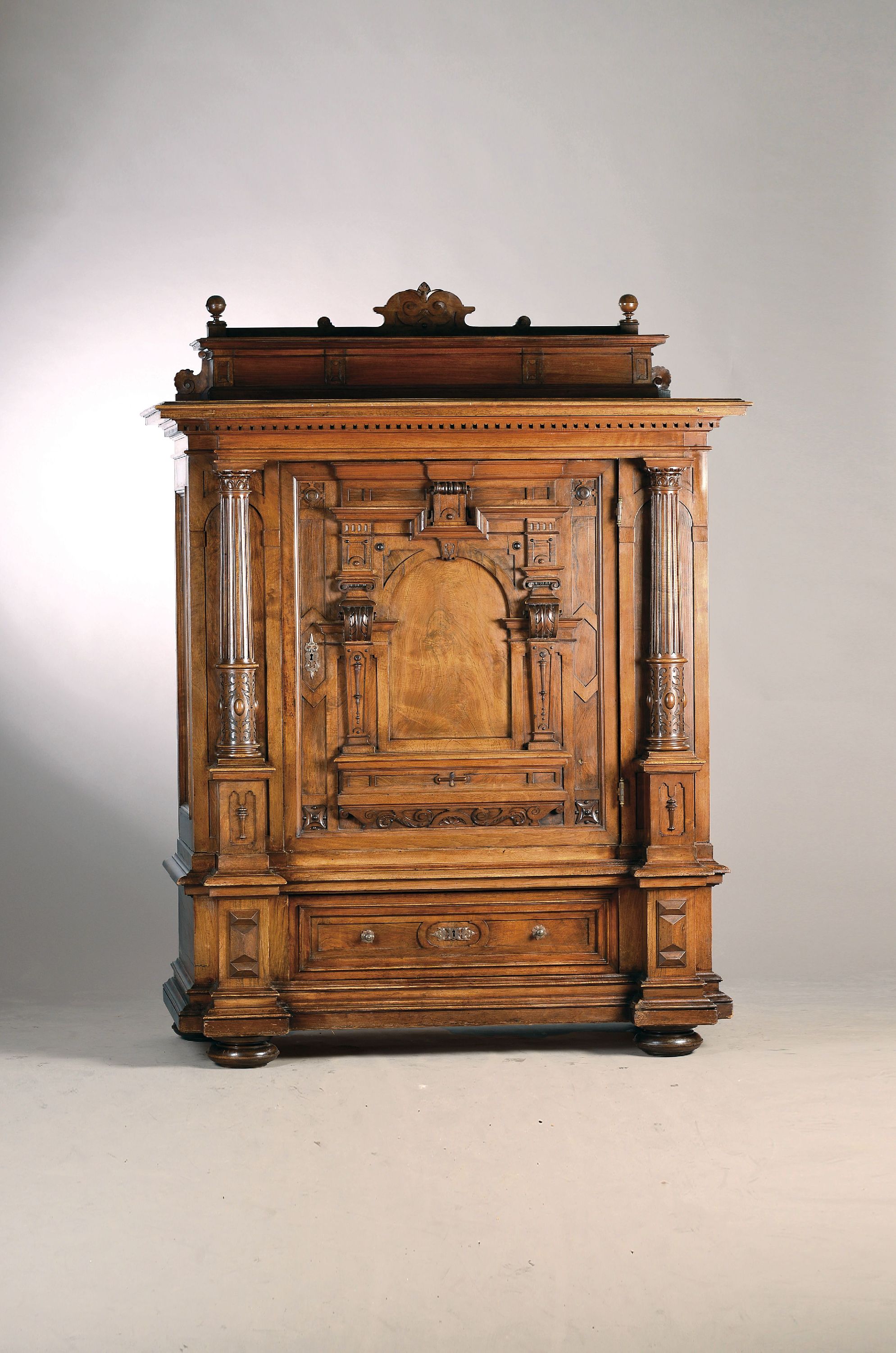 Image 27125821 - Renaissance Schrank, um 1880, Nußbaumfurnier, z.T. massiv, eintürig, aufwendig ...