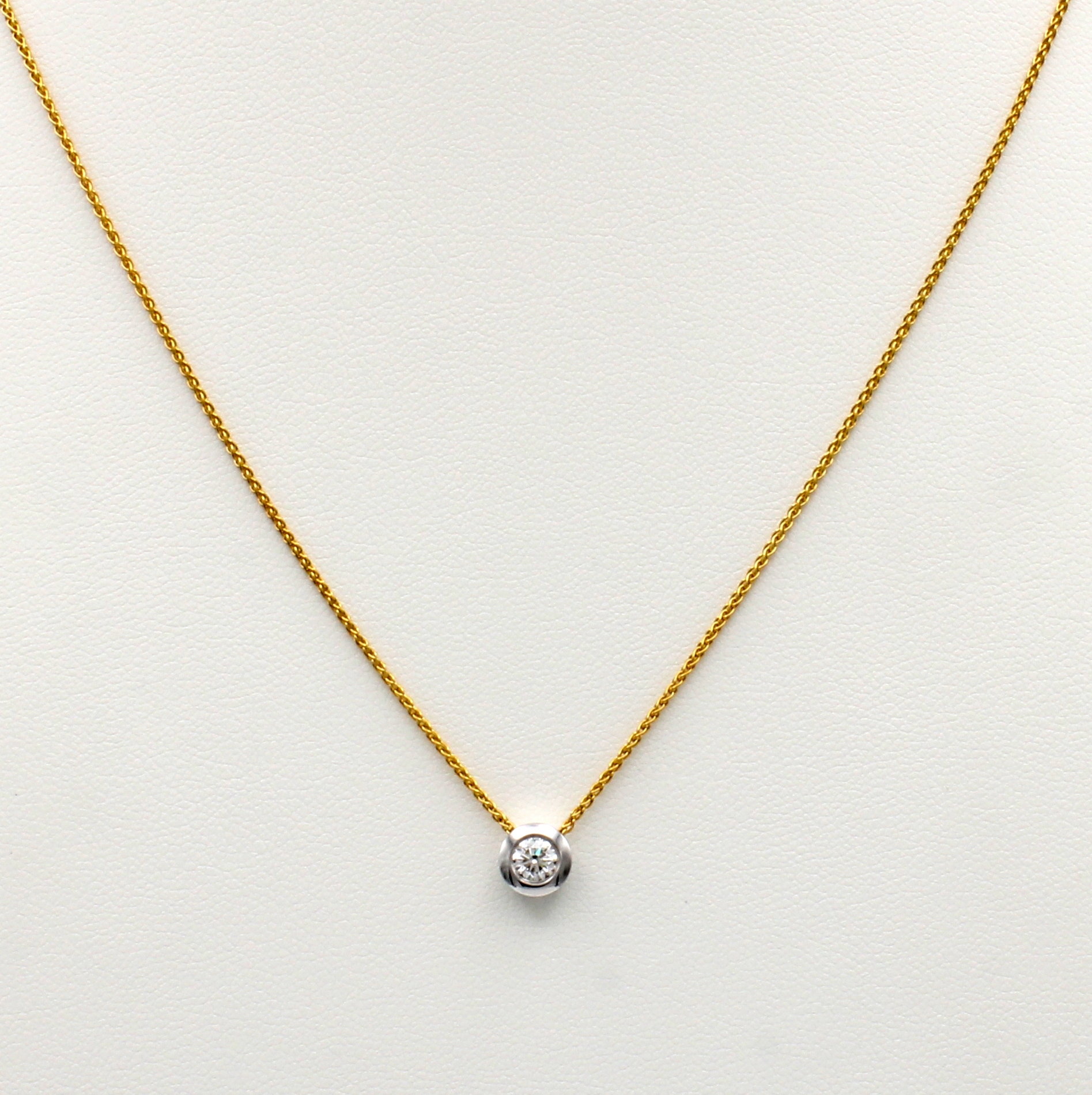 Image 27125838 - Anhänger mit Brillant an Kette, GG/WG 585/ 000, Brill. in breiter, glatter Fassung ca. ...