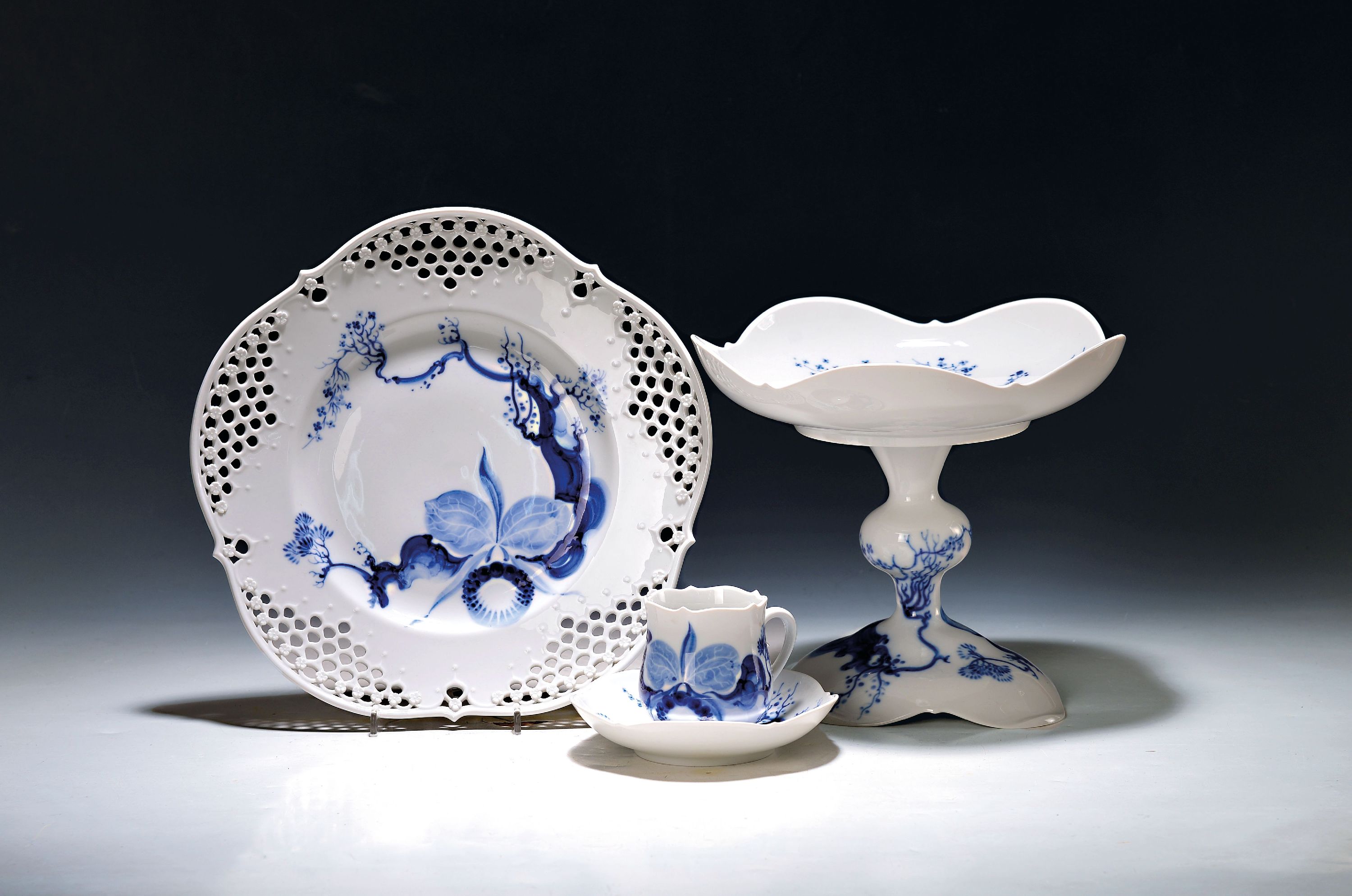 Image 27125845 - Drei Geschirrteile Großer Ausschnitt, blaue Orchidee, Meissen, 20. Jh., 2. Wahl, Teller ...