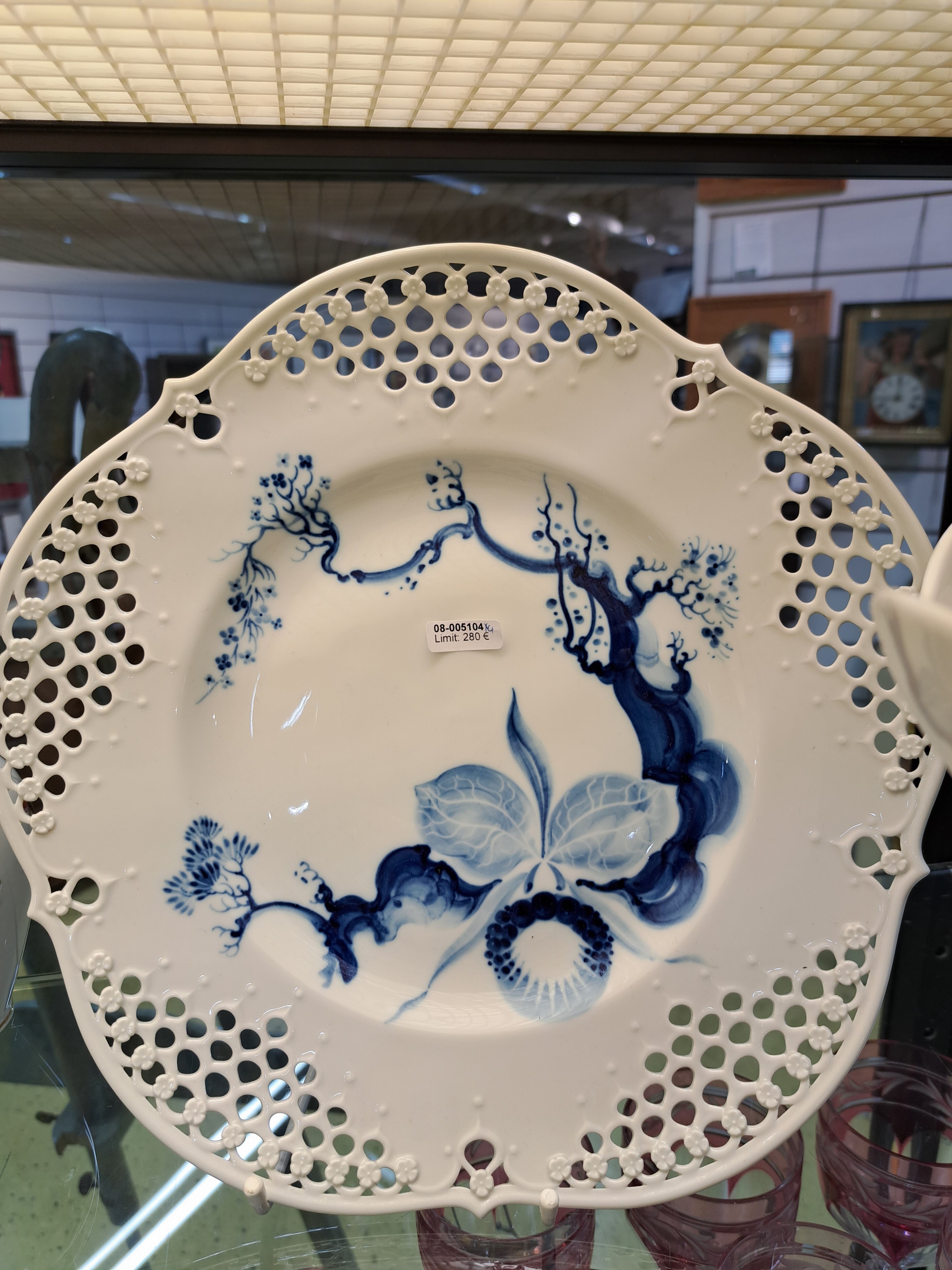 Detail a: Drei Geschirrteile Großer Ausschnitt, blaue Orchidee, Meissen, 20. Jh., 2. Wahl, Teller mit ausgeschnittenem Zierrat-Rand, D. 28.5 cm, Tafelaufsatz ...