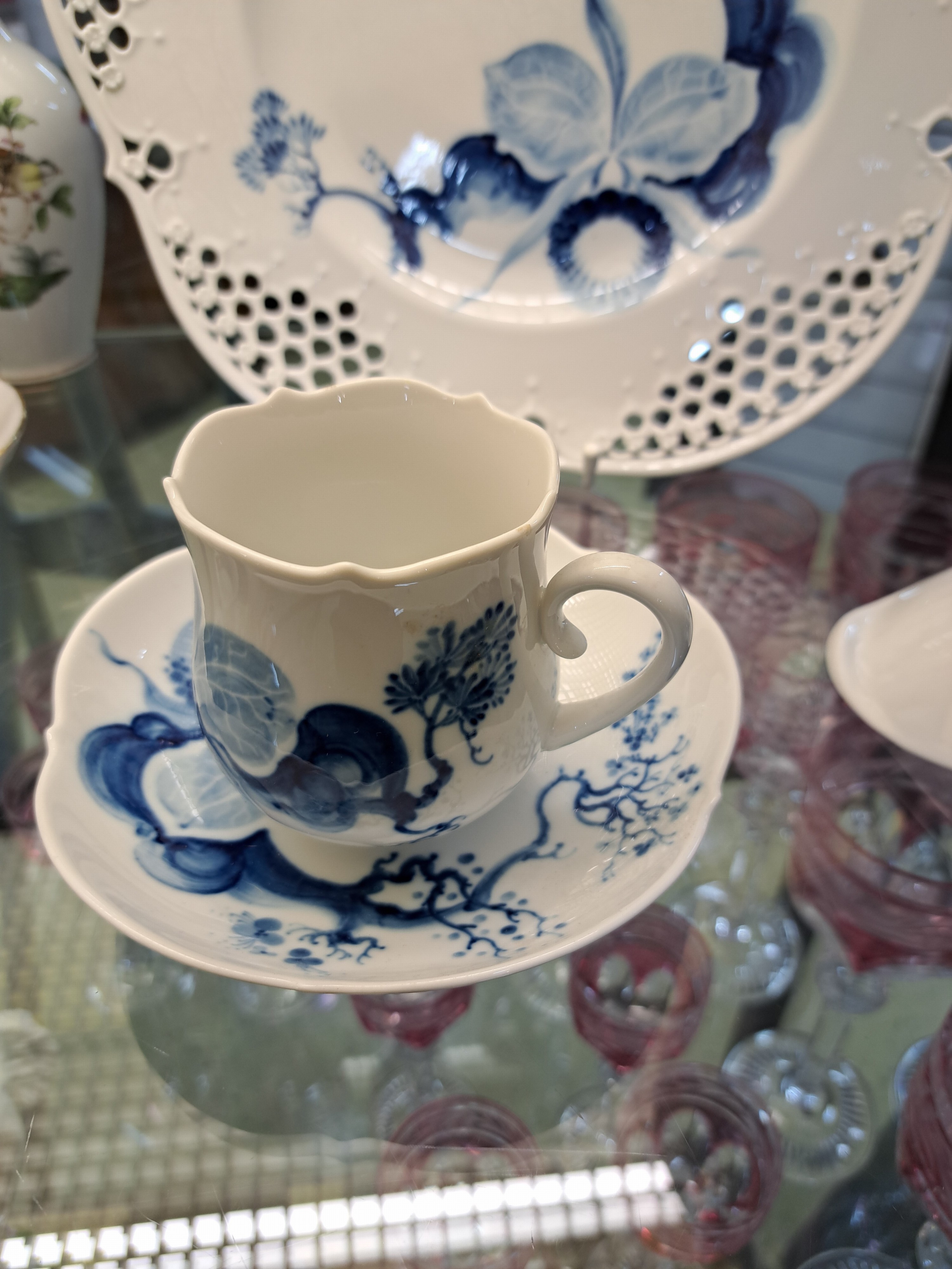 Detail b: Drei Geschirrteile Großer Ausschnitt, blaue Orchidee, Meissen, 20. Jh., 2. Wahl, Teller mit ausgeschnittenem Zierrat-Rand, D. 28.5 cm, Tafelaufsatz ...