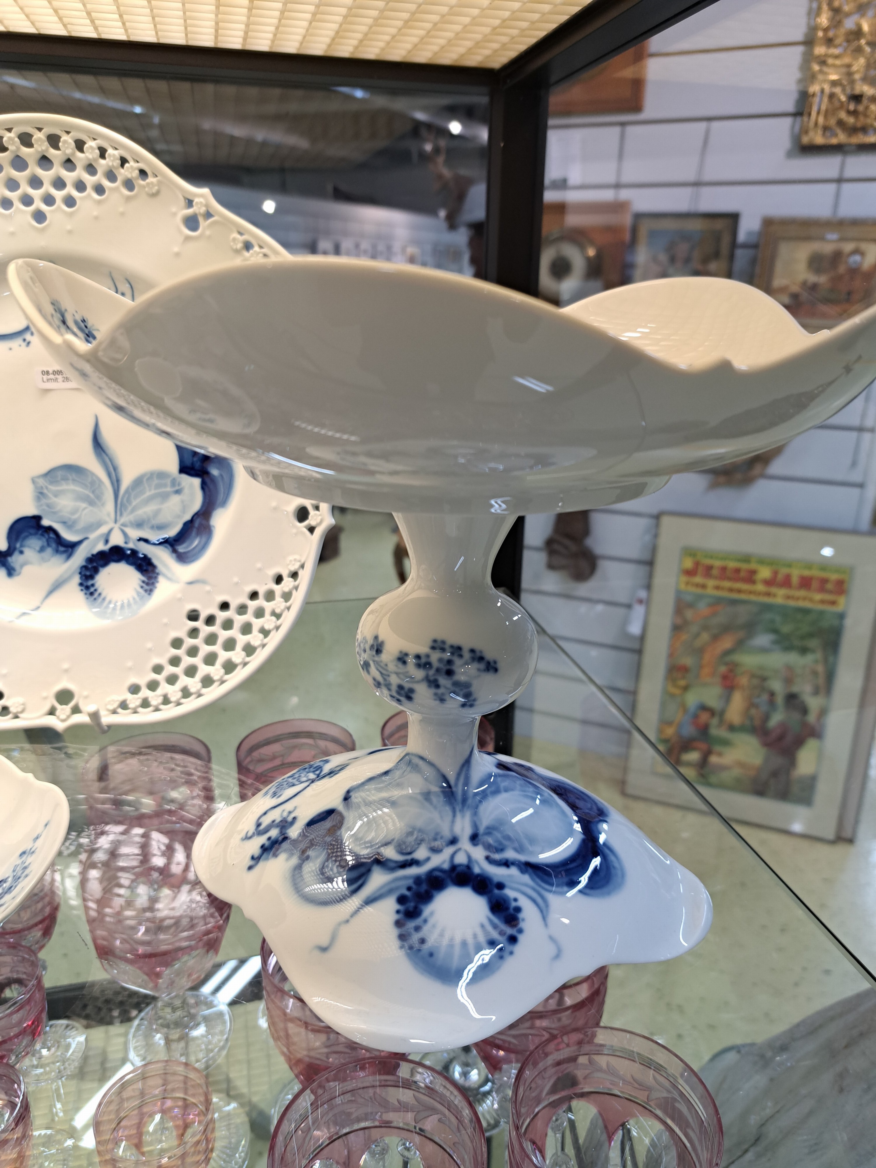 Detail c: Drei Geschirrteile Großer Ausschnitt, blaue Orchidee, Meissen, 20. Jh., 2. Wahl, Teller mit ausgeschnittenem Zierrat-Rand, D. 28.5 cm, Tafelaufsatz ...