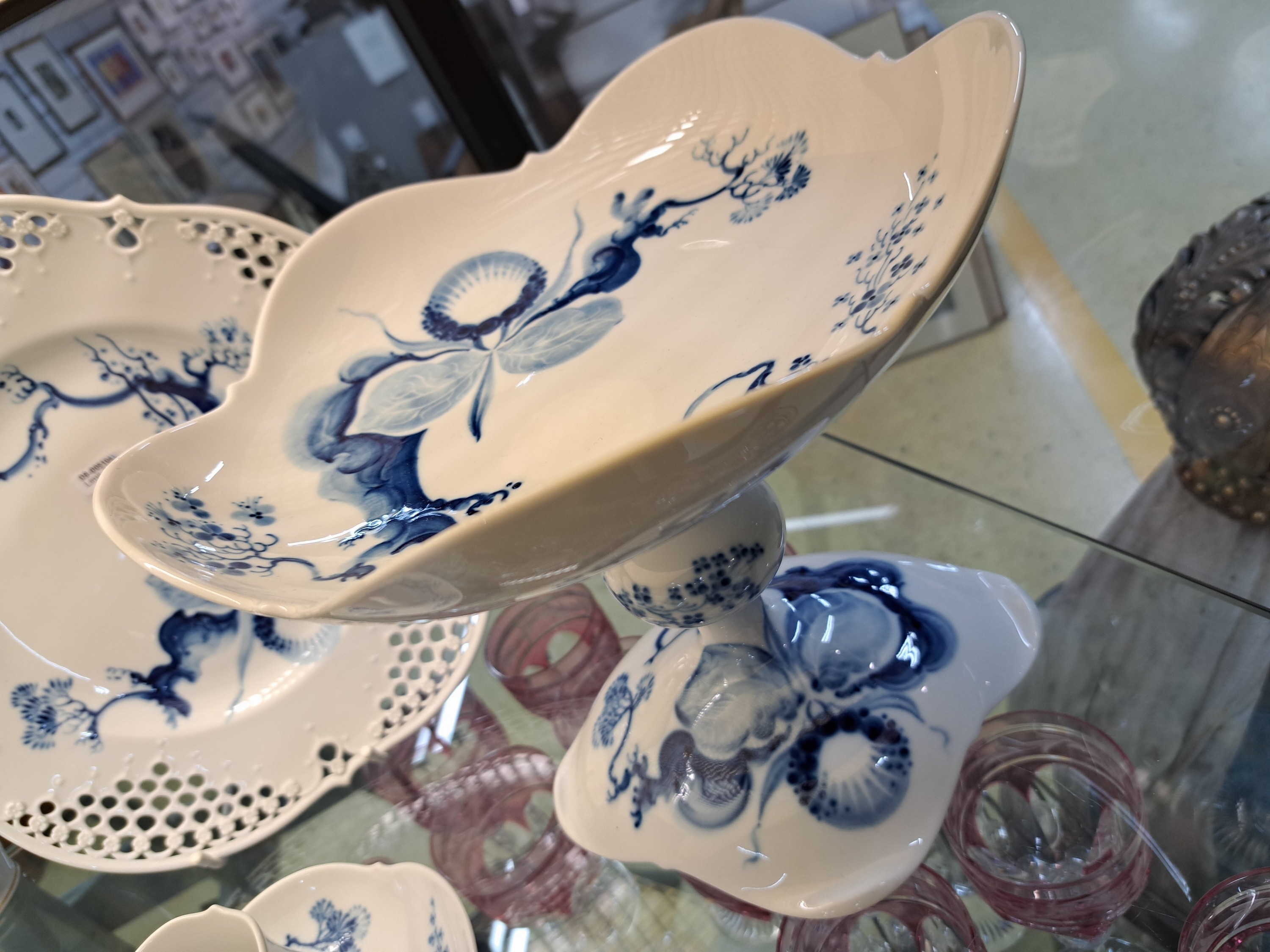Detail d: Drei Geschirrteile Großer Ausschnitt, blaue Orchidee, Meissen, 20. Jh., 2. Wahl, Teller mit ausgeschnittenem Zierrat-Rand, D. 28.5 cm, Tafelaufsatz ...