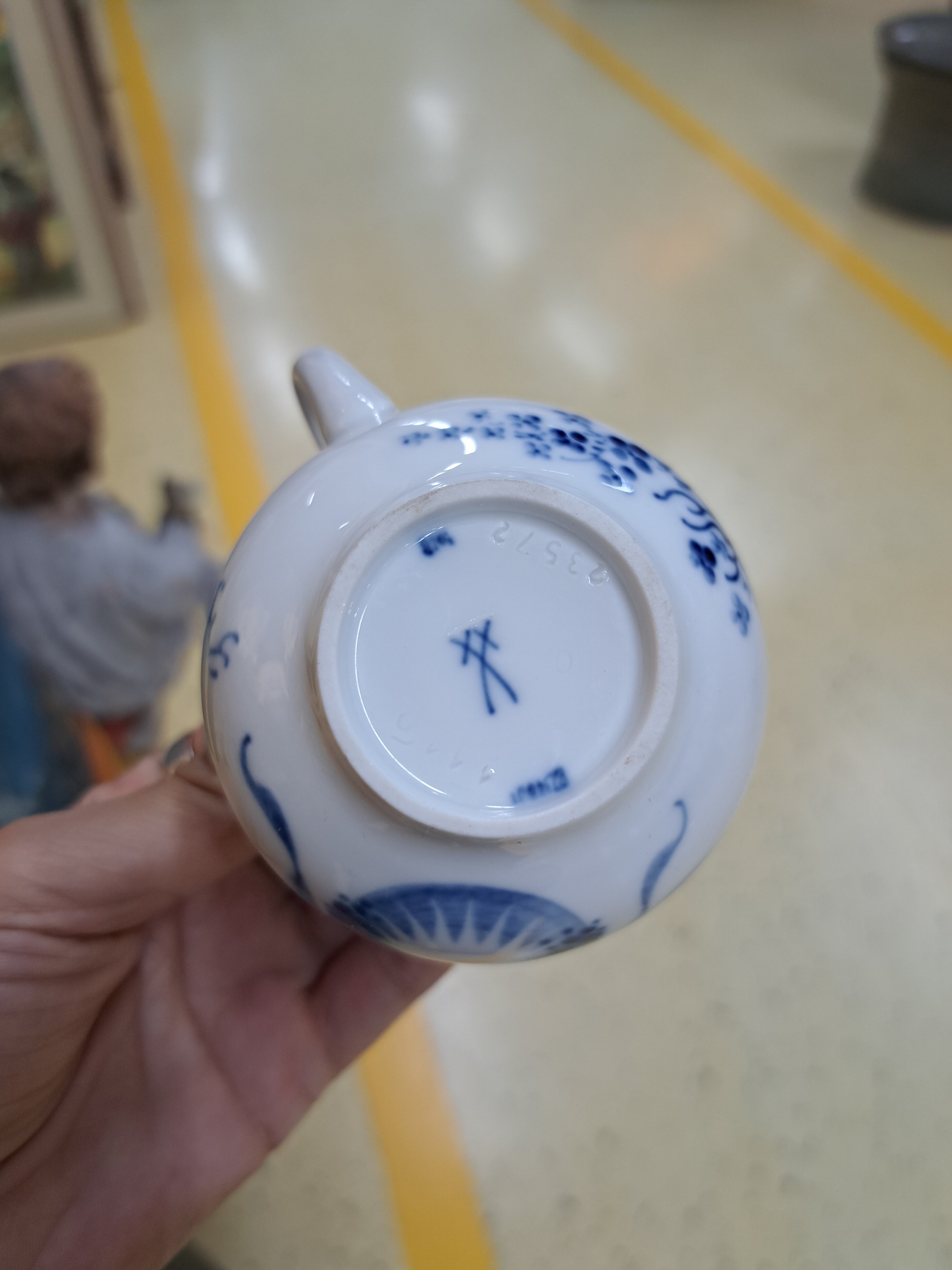 Detail e: Drei Geschirrteile Großer Ausschnitt, blaue Orchidee, Meissen, 20. Jh., 2. Wahl, Teller mit ausgeschnittenem Zierrat-Rand, D. 28.5 cm, Tafelaufsatz ...