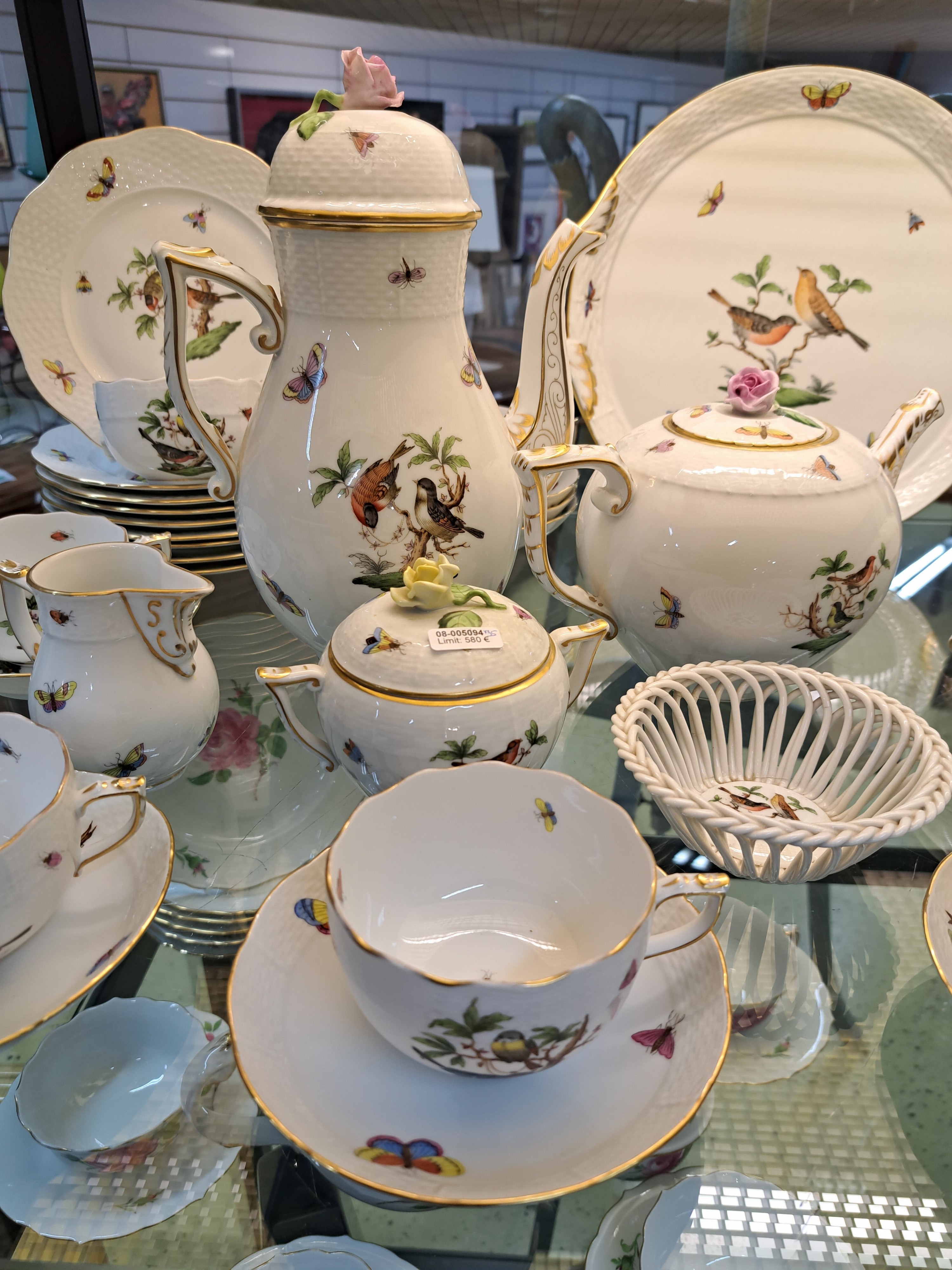 Detail b: Service, Herend, Rothschild, 20. Jh., komplett für 8 Personen, Kaffeekanne, Teekanne, 8 Tassen mit Untertassen, 8 Dessertteller, Zuckerdose, ...