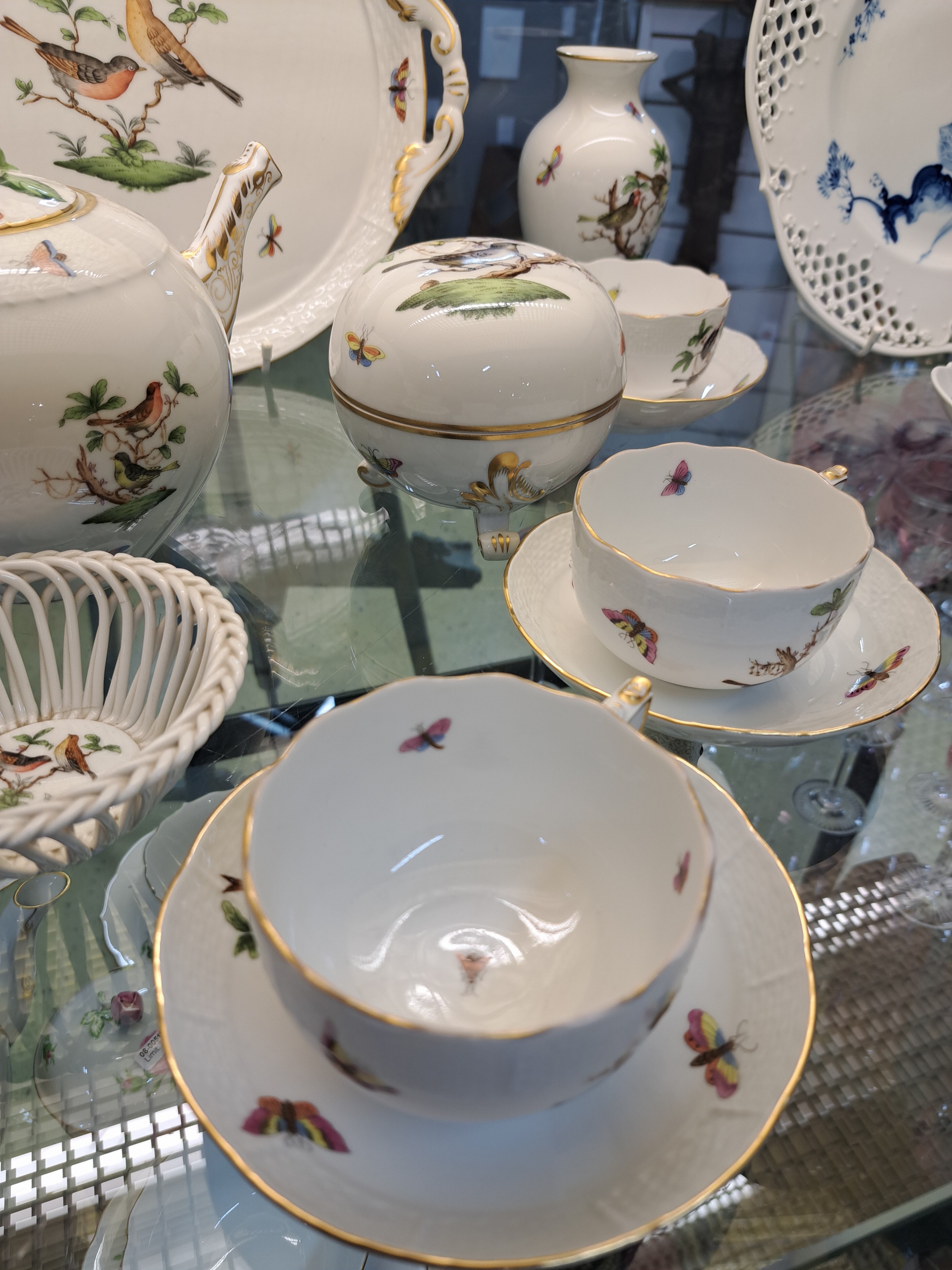 Detail d: Service, Herend, Rothschild, 20. Jh., komplett für 8 Personen, Kaffeekanne, Teekanne, 8 Tassen mit Untertassen, 8 Dessertteller, Zuckerdose, ...