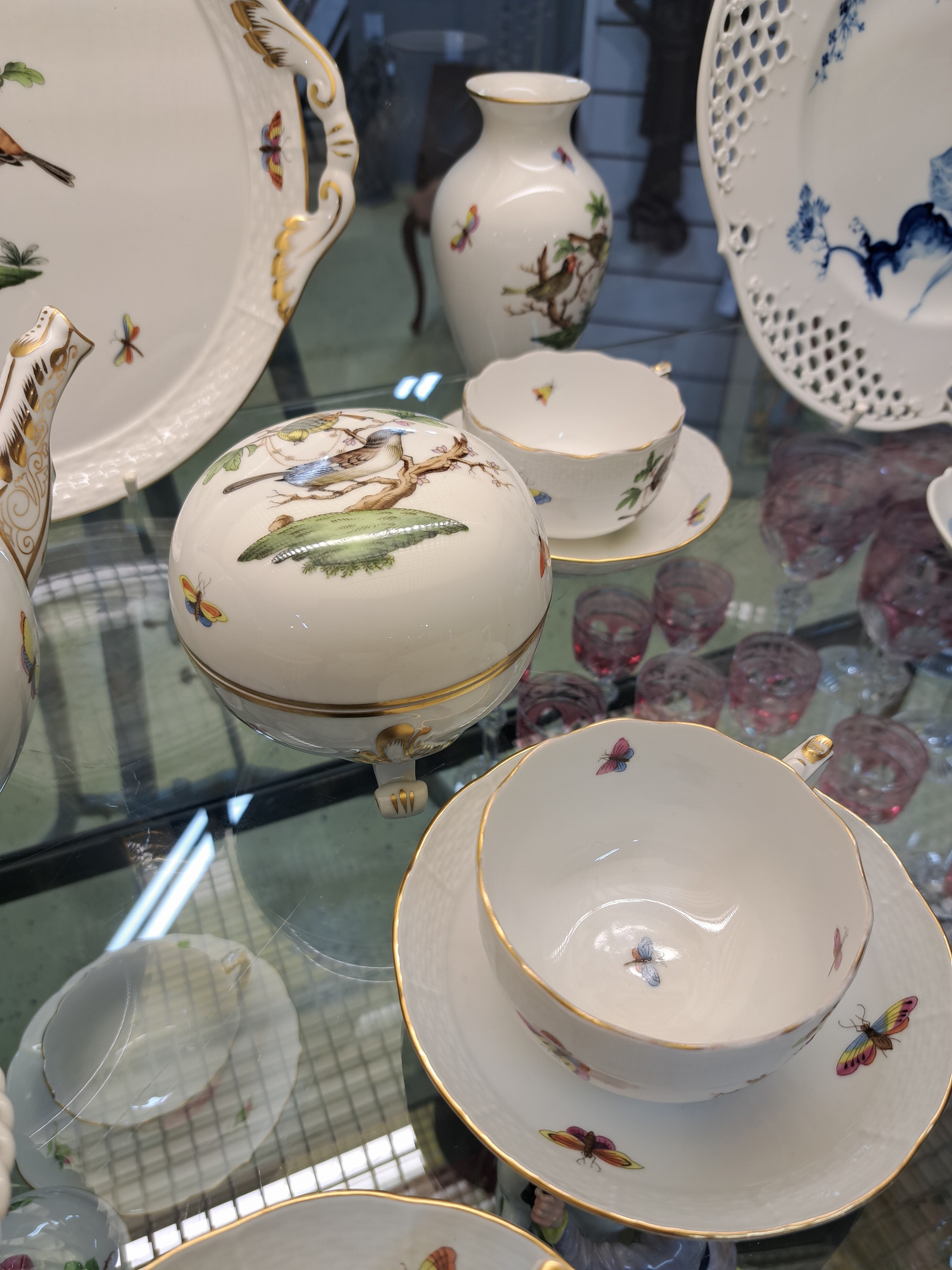 Detail e: Service, Herend, Rothschild, 20. Jh., komplett für 8 Personen, Kaffeekanne, Teekanne, 8 Tassen mit Untertassen, 8 Dessertteller, Zuckerdose, ...