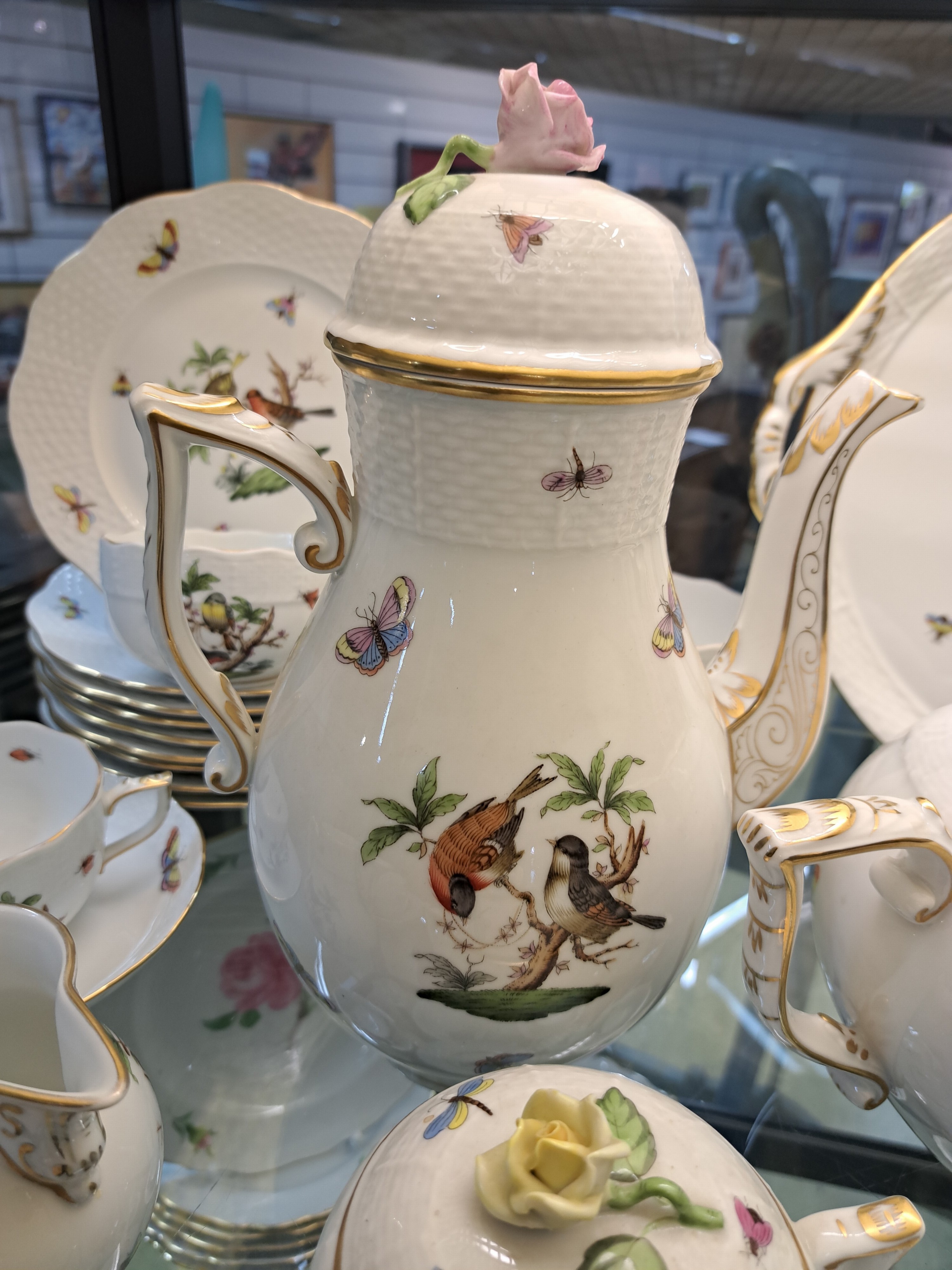 Detail g: Service, Herend, Rothschild, 20. Jh., komplett für 8 Personen, Kaffeekanne, Teekanne, 8 Tassen mit Untertassen, 8 Dessertteller, Zuckerdose, ...