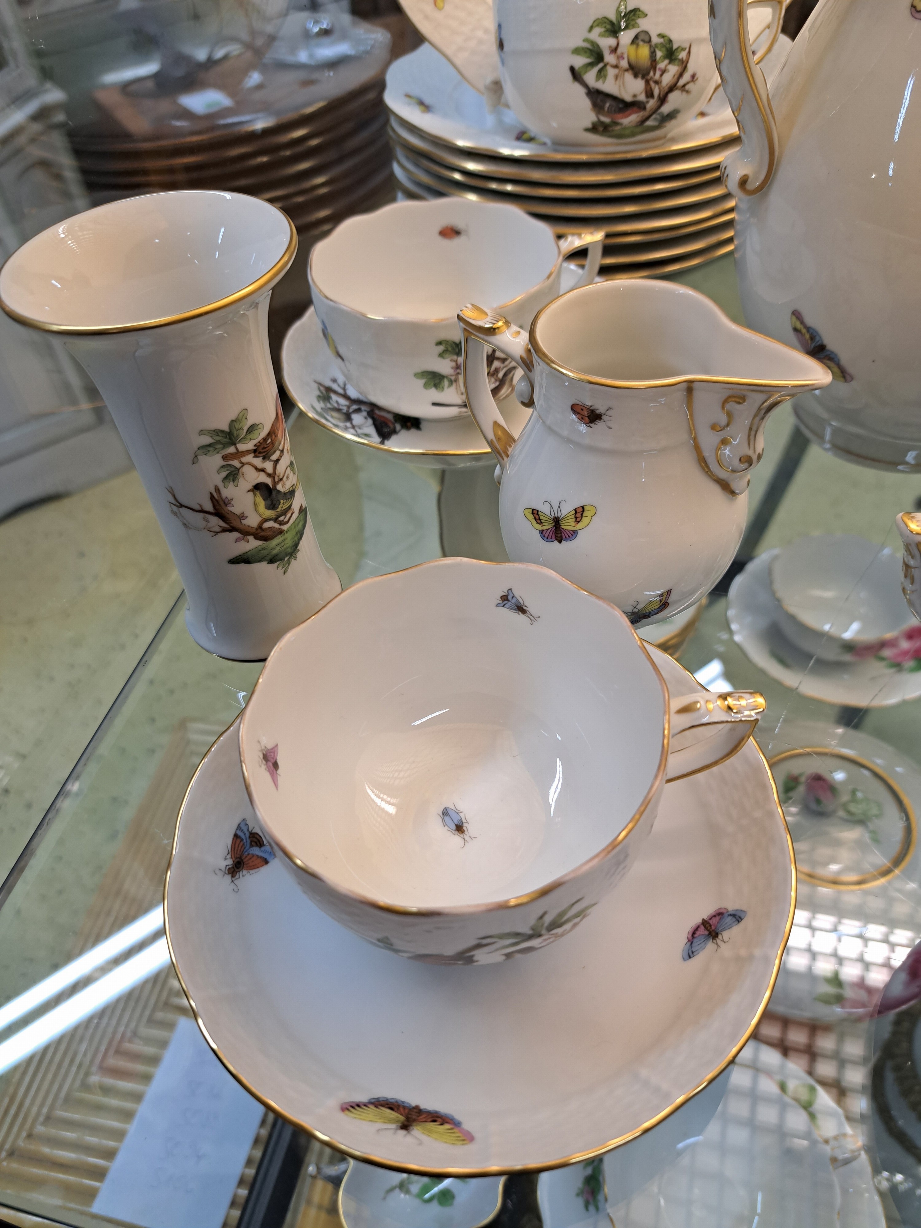 Detail i: Service, Herend, Rothschild, 20. Jh., komplett für 8 Personen, Kaffeekanne, Teekanne, 8 Tassen mit Untertassen, 8 Dessertteller, Zuckerdose, ...