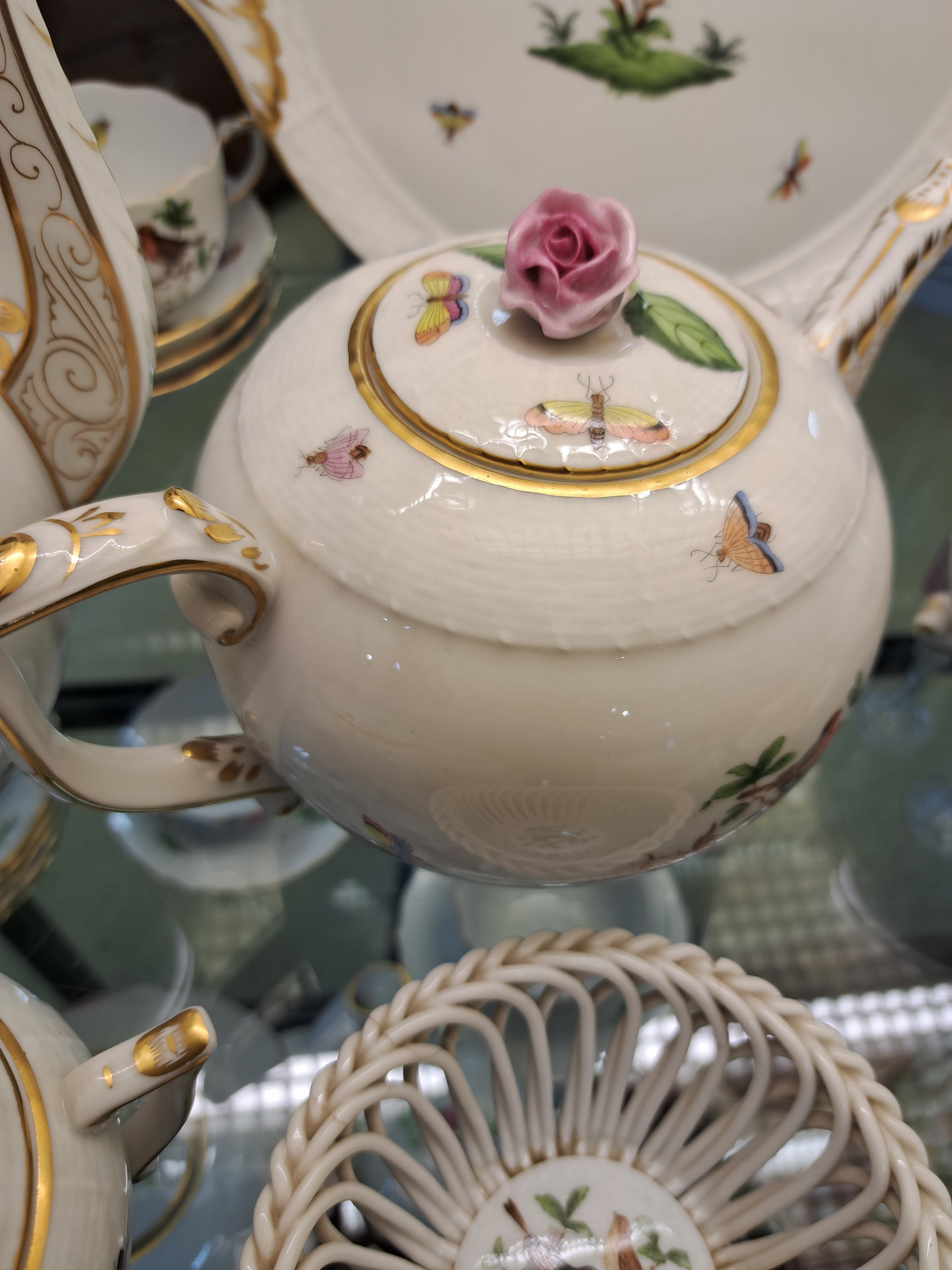 Detail k: Service, Herend, Rothschild, 20. Jh., komplett für 8 Personen, Kaffeekanne, Teekanne, 8 Tassen mit Untertassen, 8 Dessertteller, Zuckerdose, ...