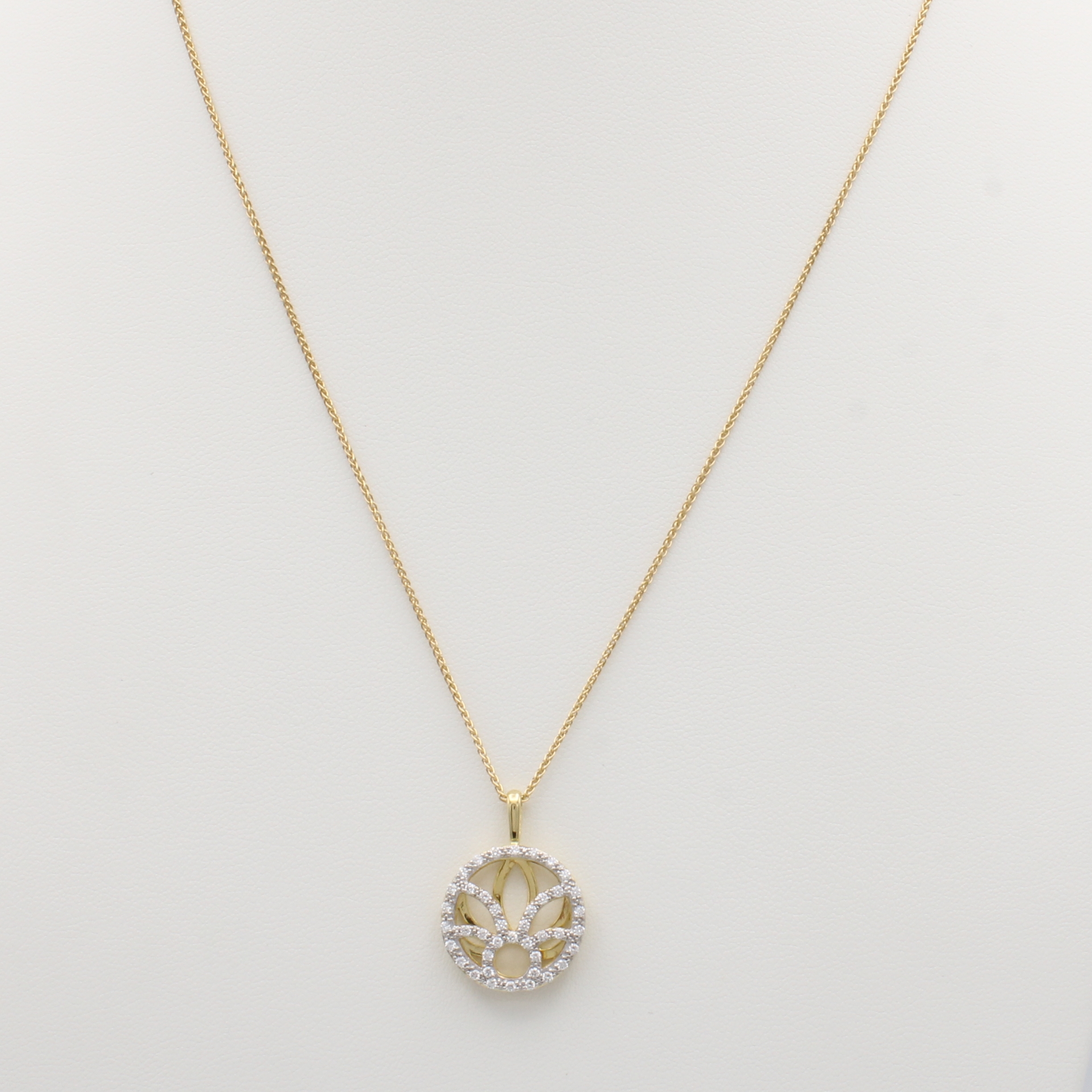 Image 27125849 - Anhänger mit Brillanten an Kette, GG 750/000, runde, durchbrochene Form, 2 lagige ...