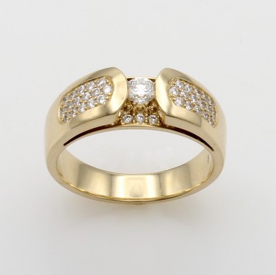 27125825a - Ring mit Brillanten, GG 585/000, Solitär u. Besatzbrill. zus. ca. 0.50 ct Weiß/si, im ...