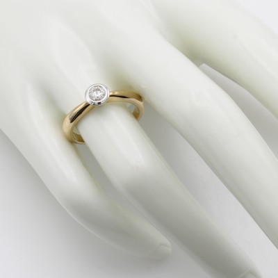 27125827a - Ring mit Brillant, GG/WG 585/000, Brill. in Zargenfassung ca. 0.30 ct Weiß/si, RW ca. ...