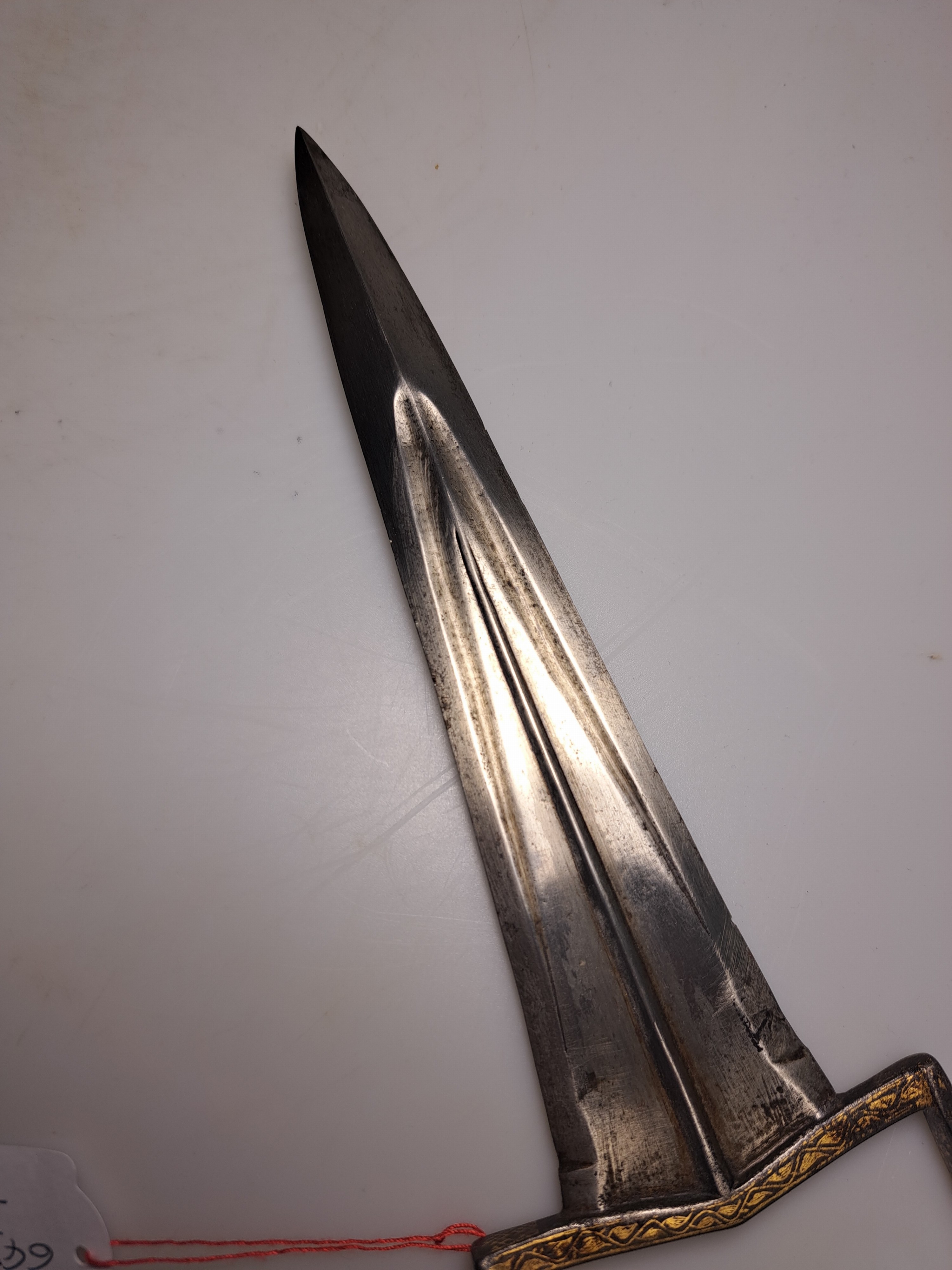 Detail a: Katar oder Tigerdolch, Indien, 19. Jh., mit reicher Goldtauschierung von Ornamenten und Chrysanthemen, zulaufende Klinge, Gesamtl. ca. 40cm