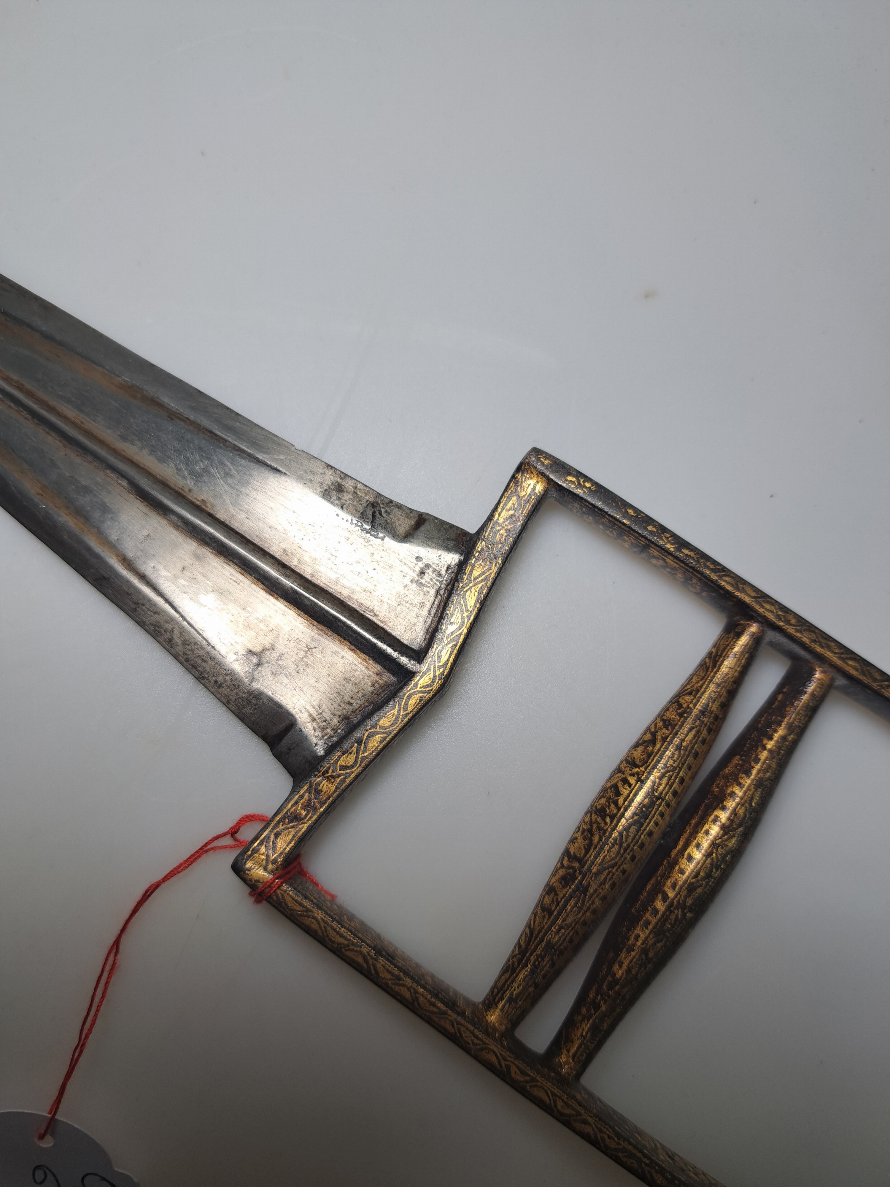 Detail b: Katar oder Tigerdolch, Indien, 19. Jh., mit reicher Goldtauschierung von Ornamenten und Chrysanthemen, zulaufende Klinge, Gesamtl. ca. 40cm