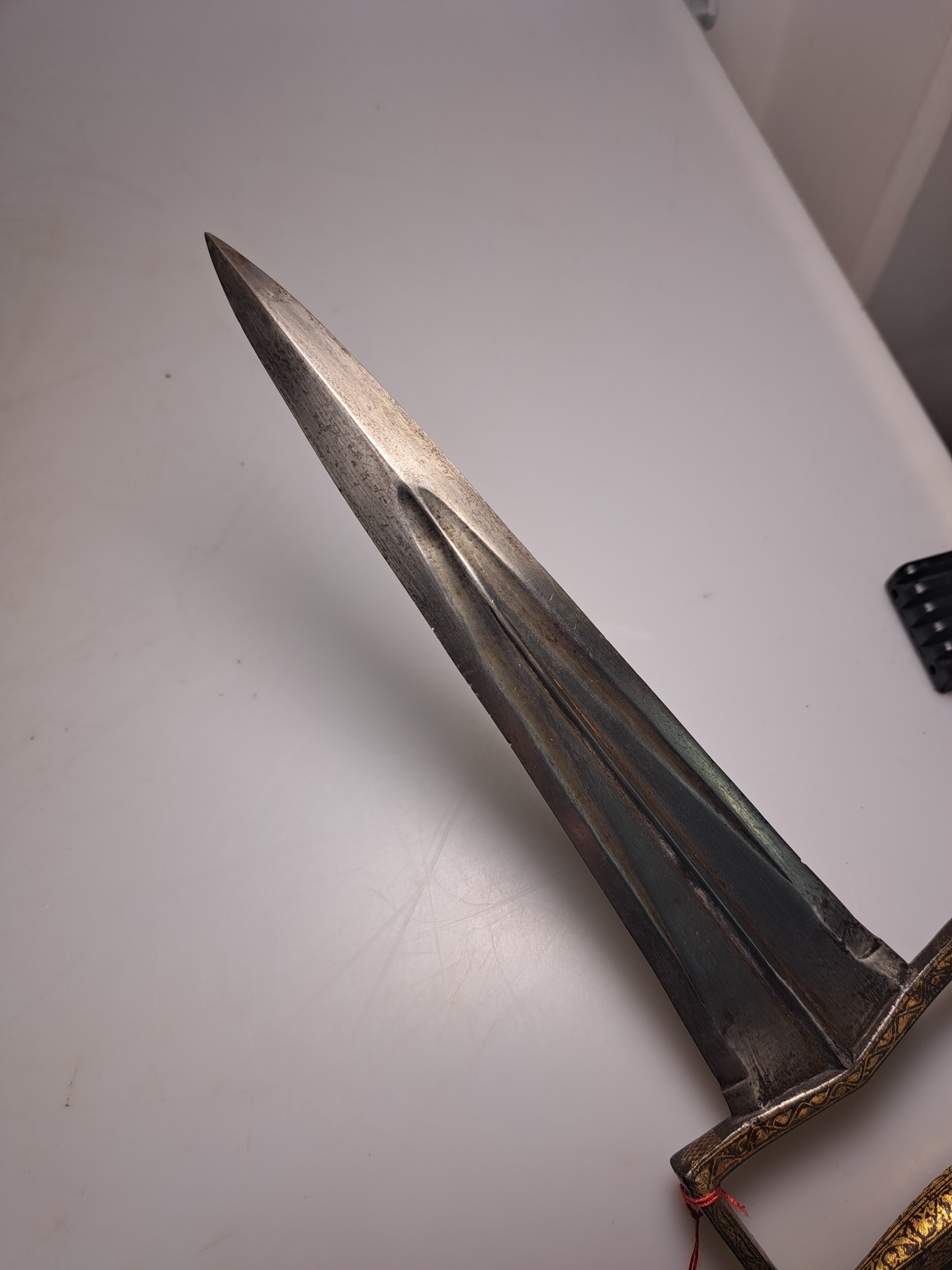 Detail d: Katar oder Tigerdolch, Indien, 19. Jh., mit reicher Goldtauschierung von Ornamenten und Chrysanthemen, zulaufende Klinge, Gesamtl. ca. 40cm