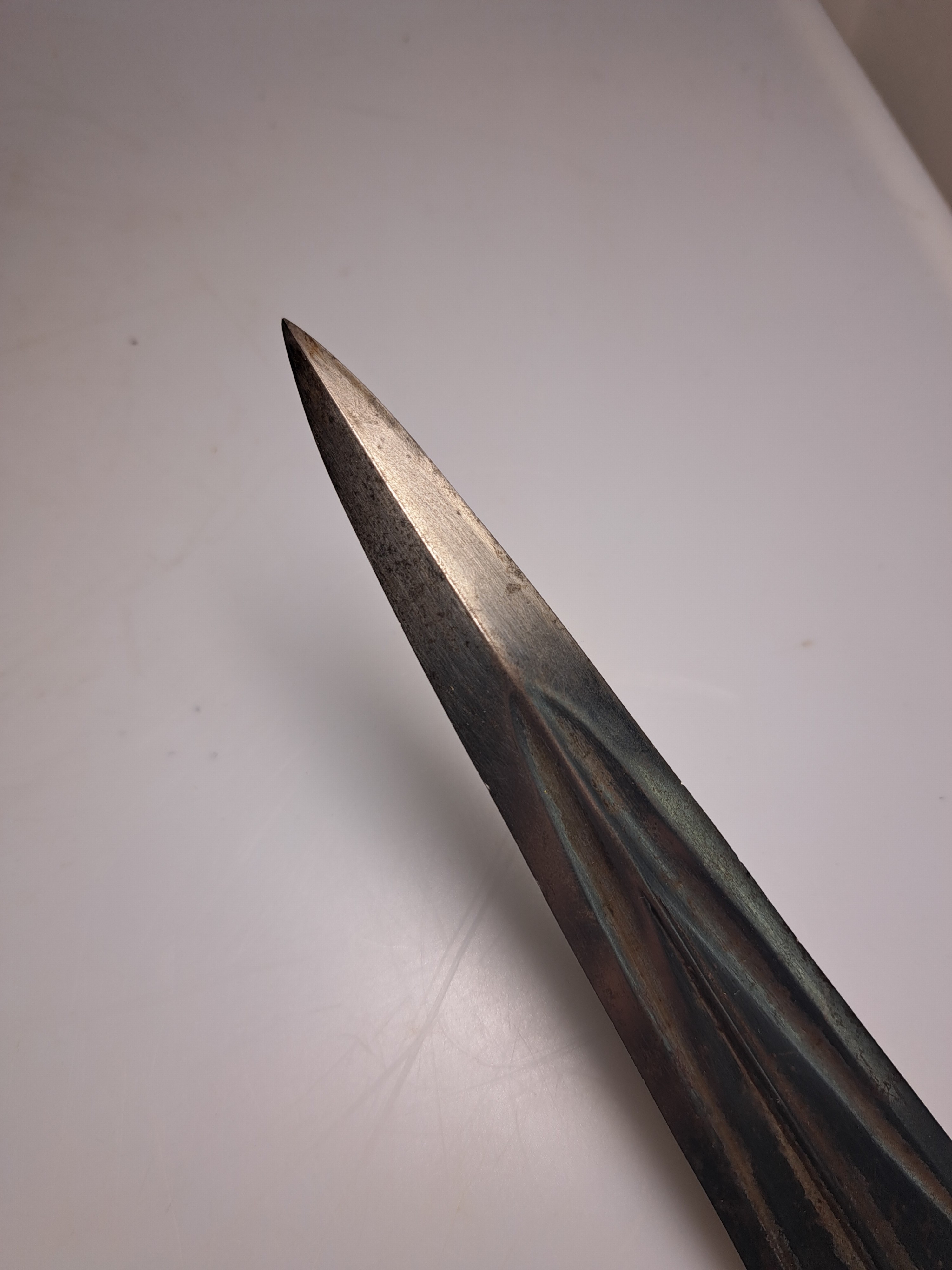 Detail g: Katar oder Tigerdolch, Indien, 19. Jh., mit reicher Goldtauschierung von Ornamenten und Chrysanthemen, zulaufende Klinge, Gesamtl. ca. 40cm