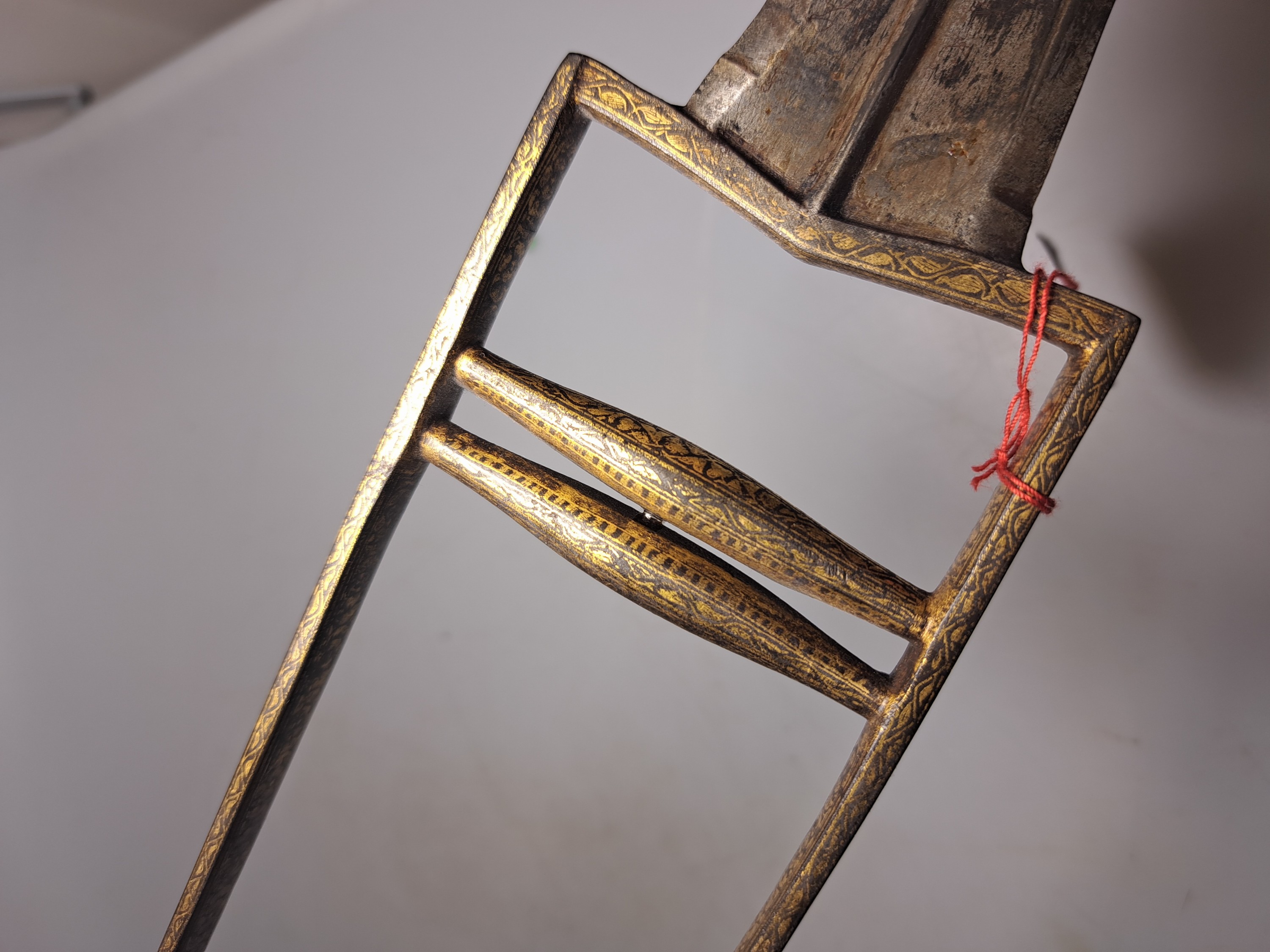 Detail o: Katar oder Tigerdolch, Indien, 19. Jh., mit reicher Goldtauschierung von Ornamenten und Chrysanthemen, zulaufende Klinge, Gesamtl. ca. 40cm