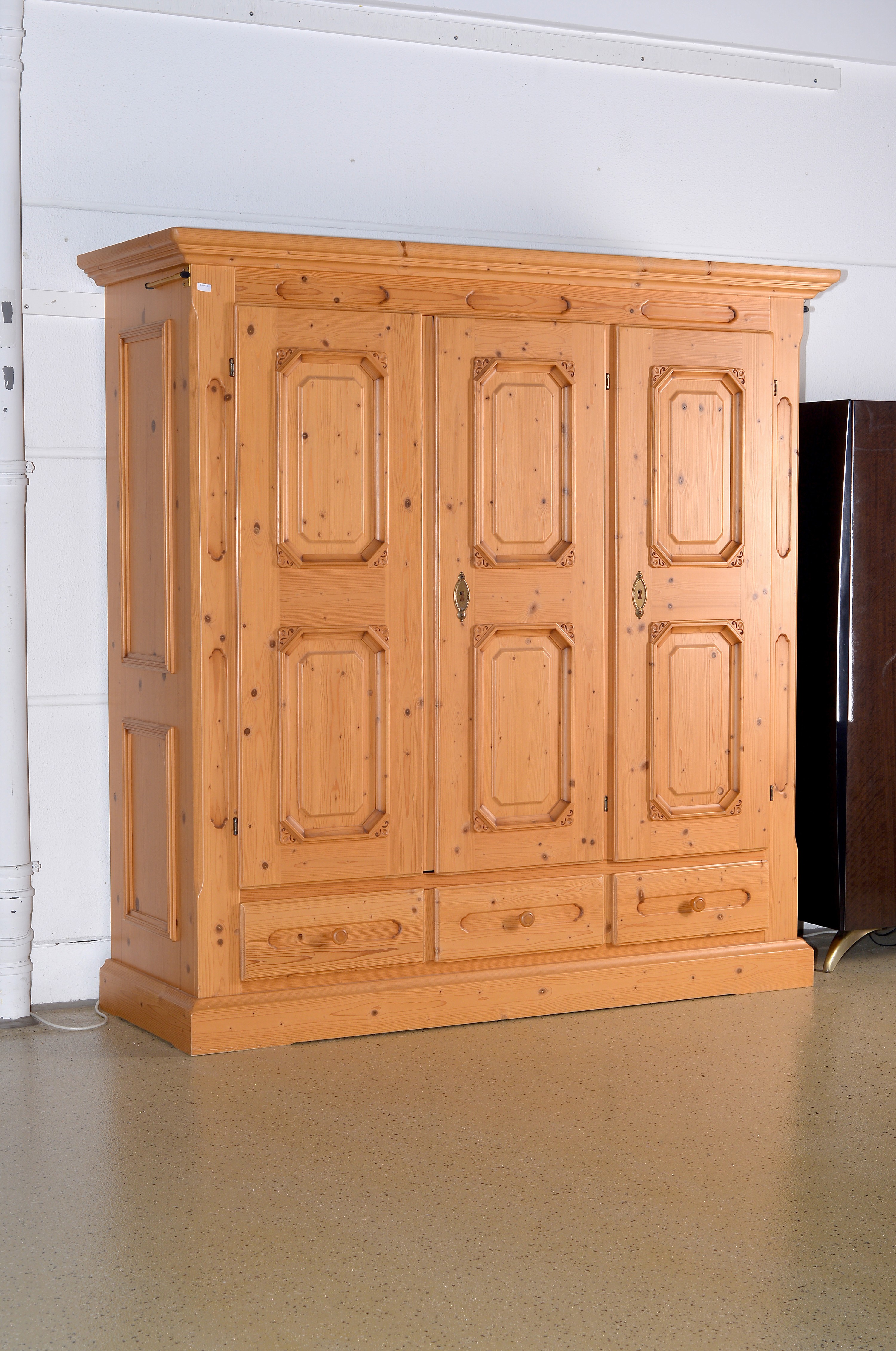 Image 27126128 - Dreitüriger Schrank, im Barock-Stil, 2.H. 20.Jh., Weichholz massiv, mehrfach ...