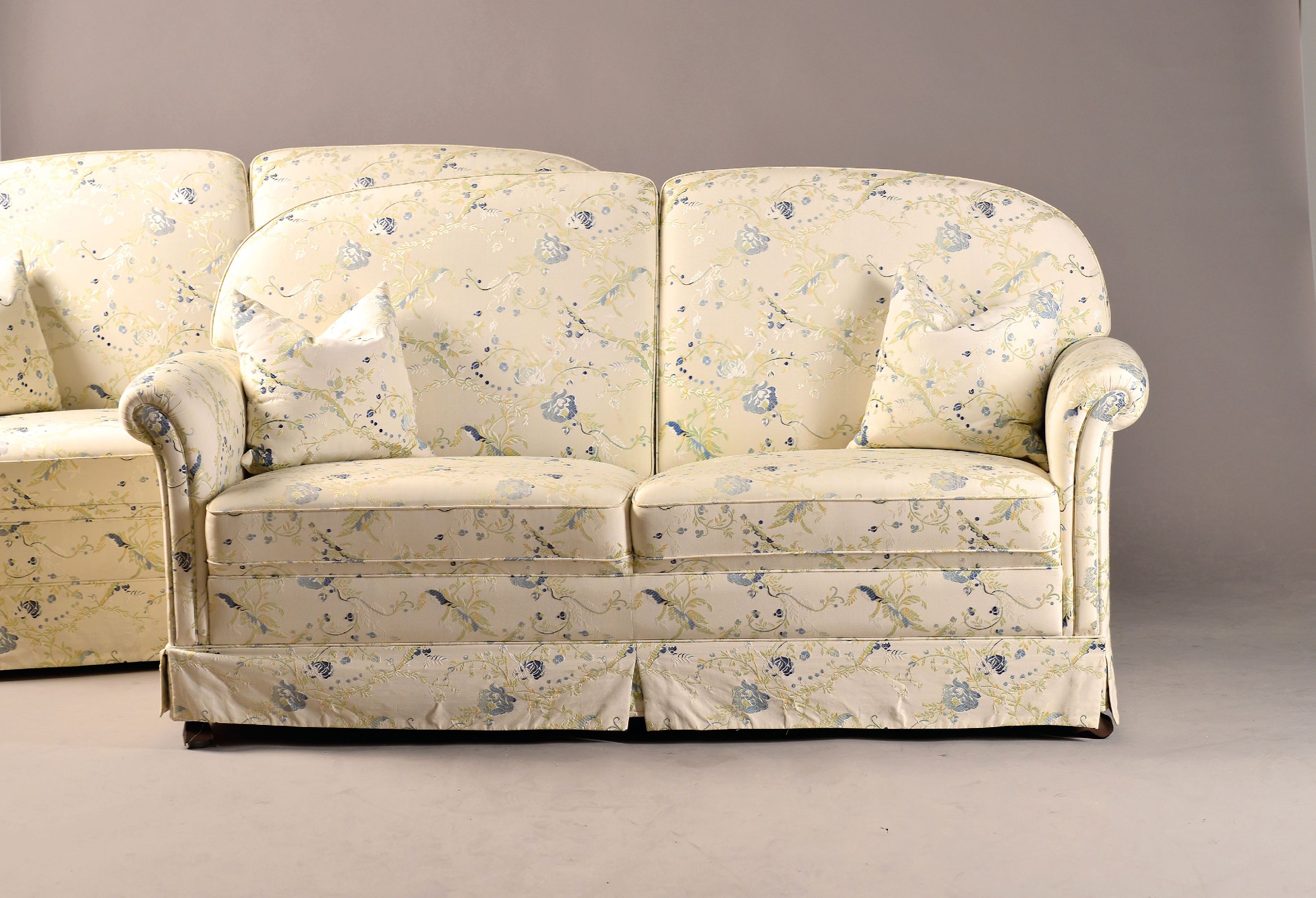Image 27126129 - Dreier Sofa-Set, Zweisitzer, Bezug mit Blumenmuster, gepolstert, 4 Kissen, auf Rollen, ...