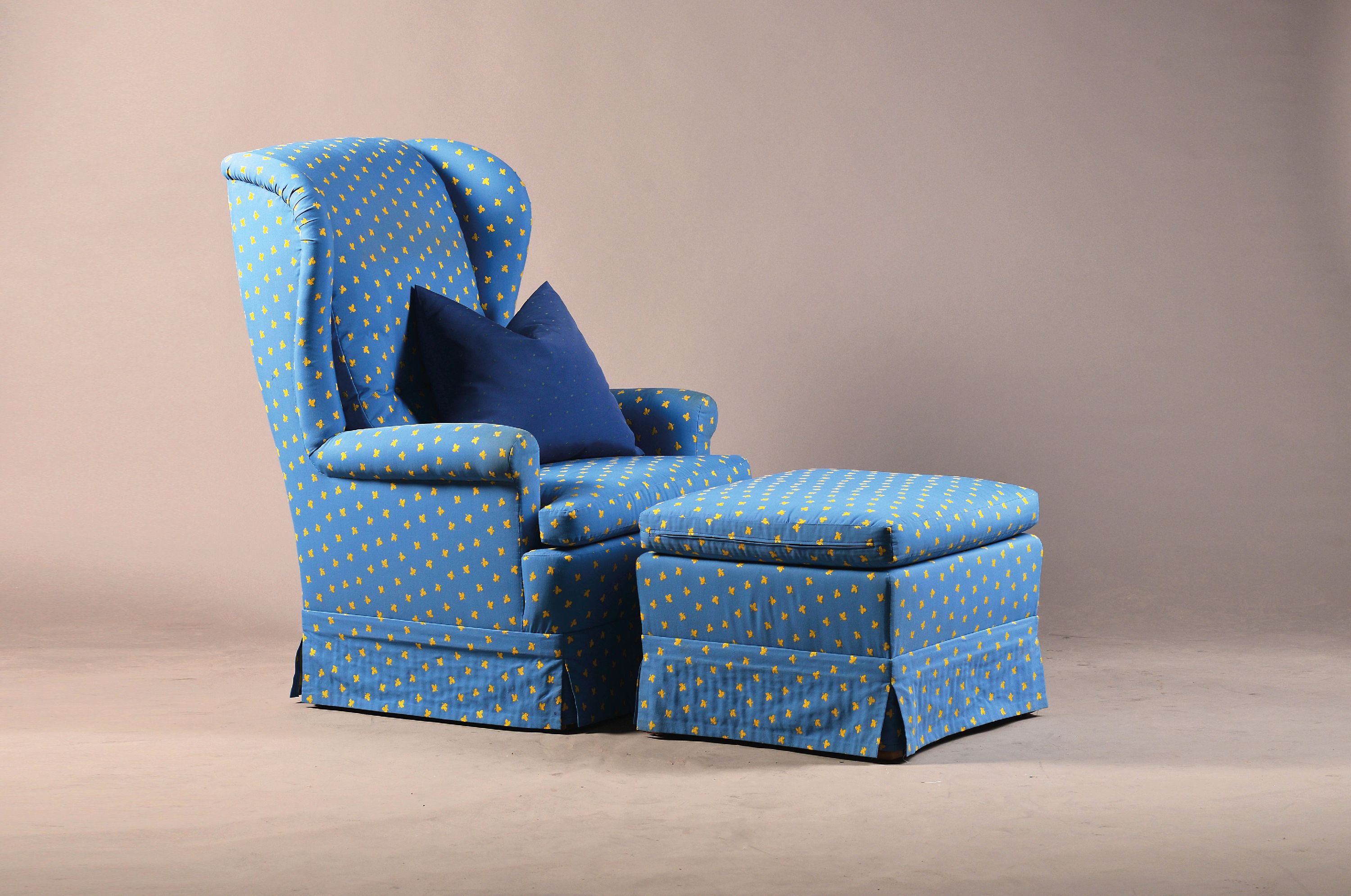 Image 27126130 - Sessel mit passendem Hocker, blau mit gelbem Muster Bezug, ca. 109x77x85 cm, Hocker: H. ...