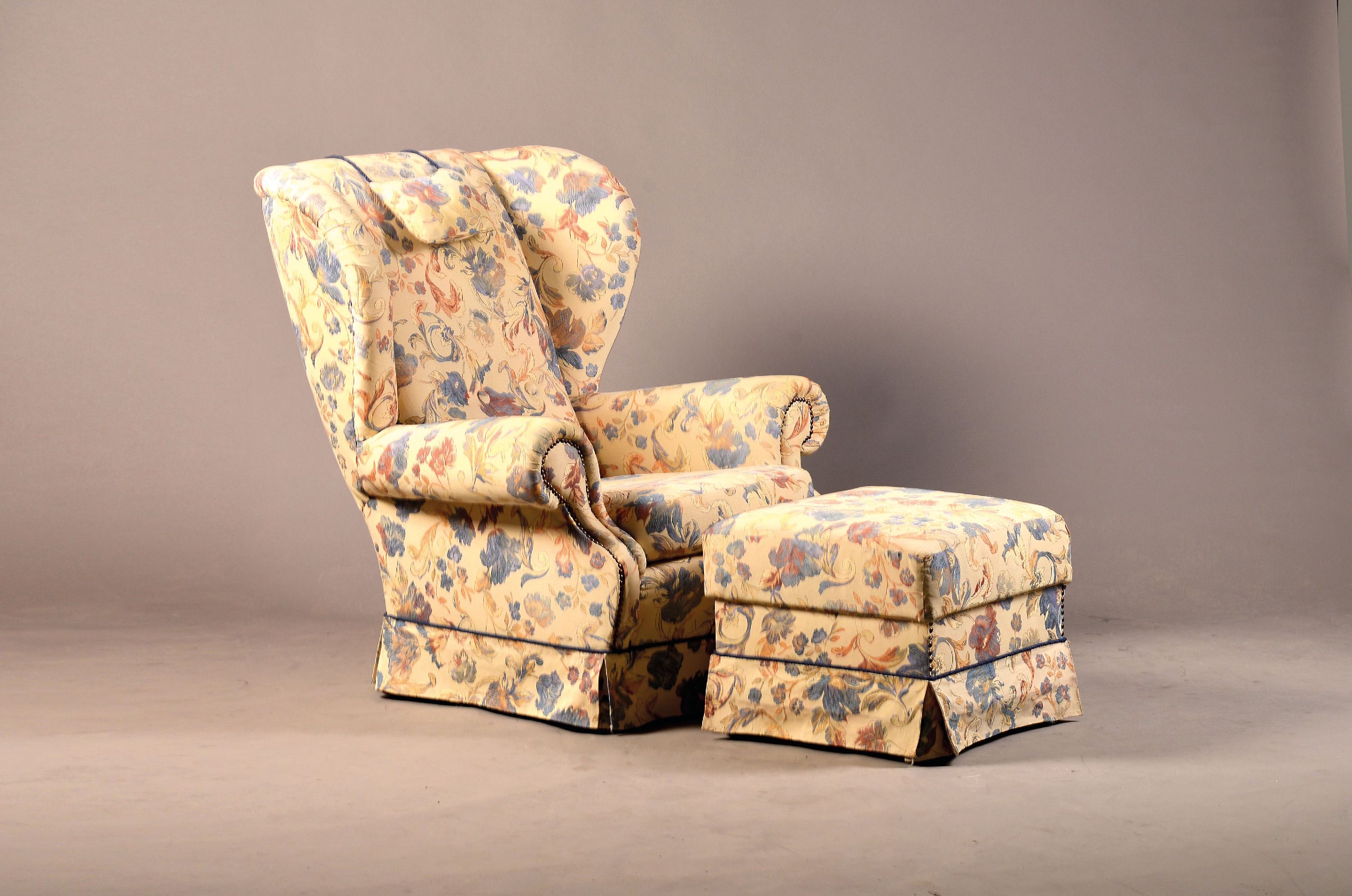 Image 27126131 - Sessel mit passendem Hocker, Bezug mit Blumenmuster, auf Rollen, ca. 98x92x100 cm ...