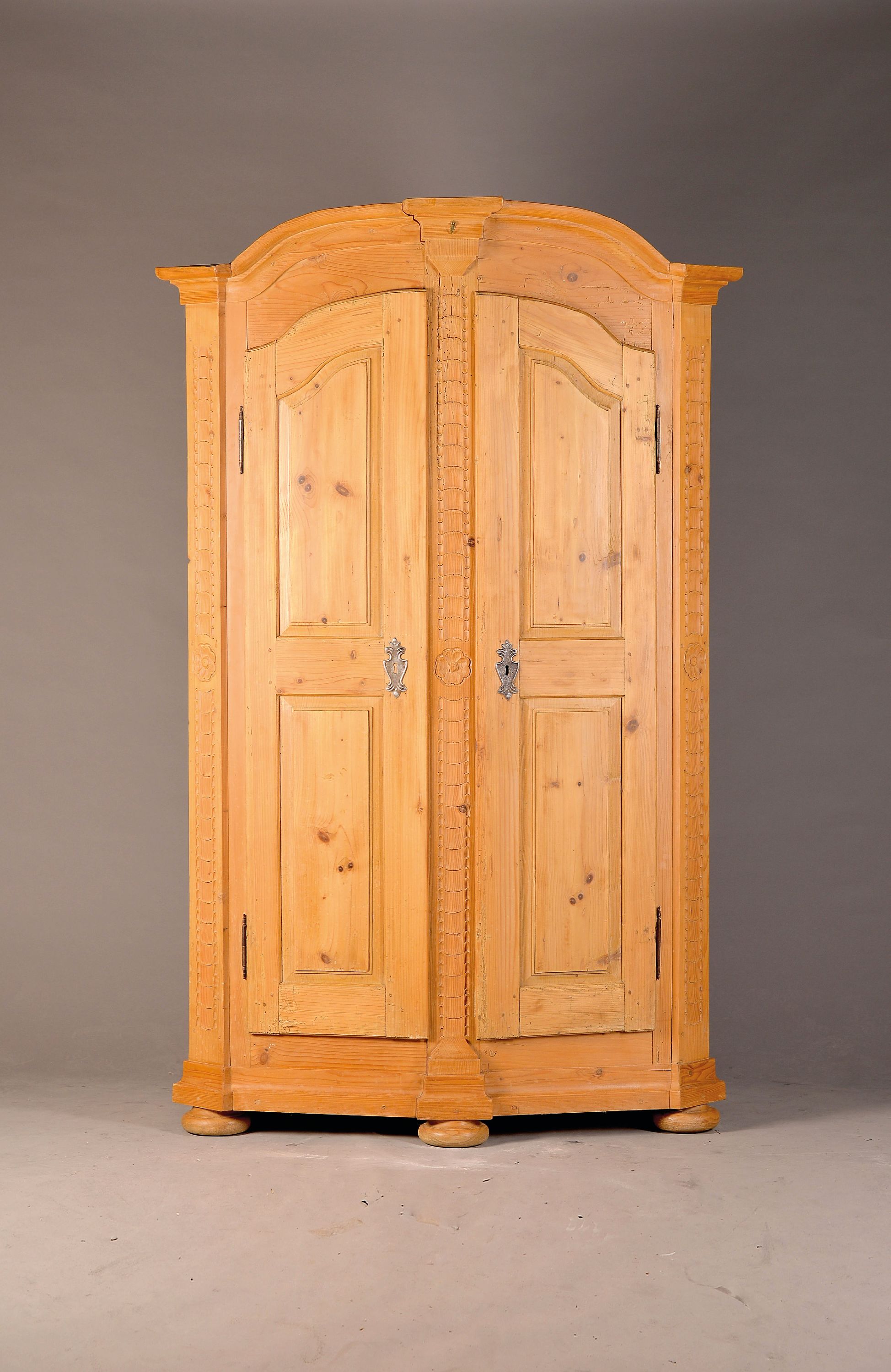 Image 27126135 - Schrank/Spaltschrank, im Bauernbarock-Stil, 20.Jh., Weichholz massiv, zweitürig, ...