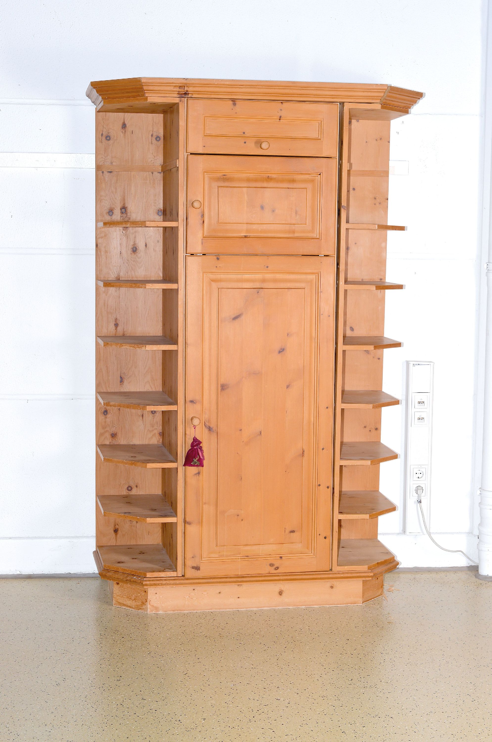 Image 27126164 - Schrank, im Barock-Stil, 2.H. 20.Jh., Weichholz massiv, eintürig, eine Klappschublade, ...