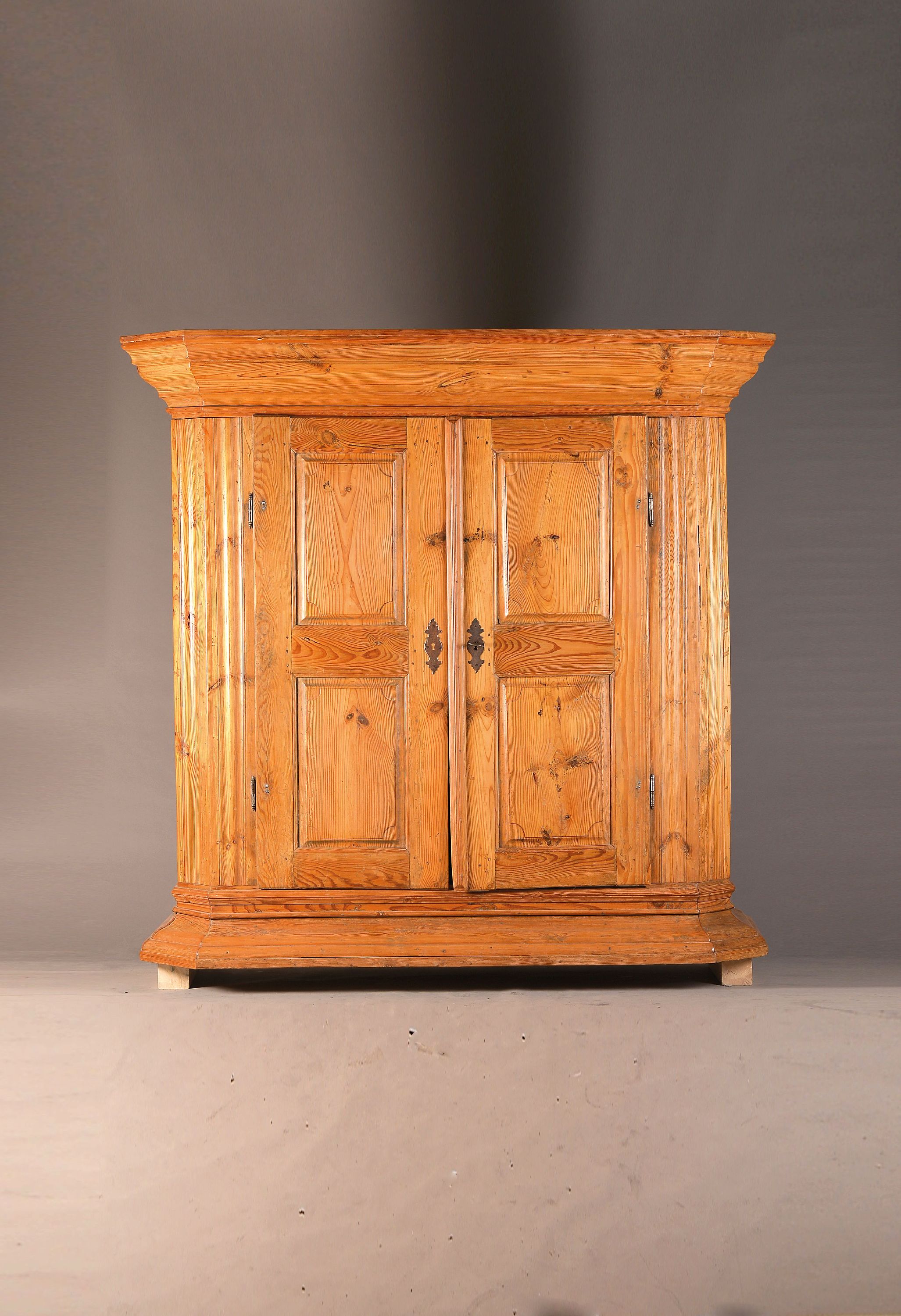 Image 27126201 - Barock Schrank, 18.Jh., Kieferholz, zweitürig, vierfach kassettiert, ausladendes Gesims ...