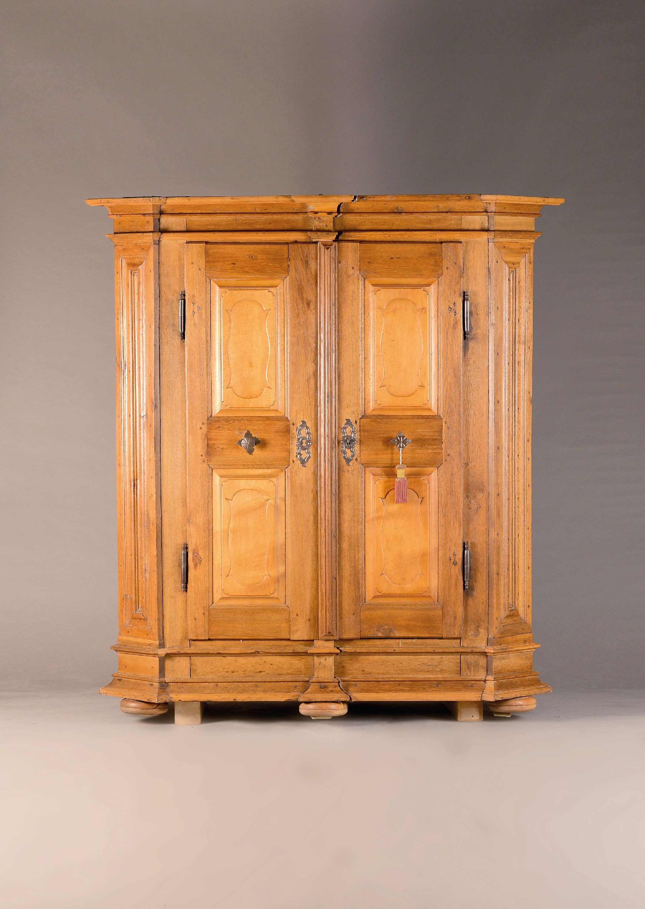 Image 27126222 - Barockschrank, wohl Hessen, 2.H. 18.Jh., Eiche massiv, Rahmenfüllungen aus Obstholz, ...