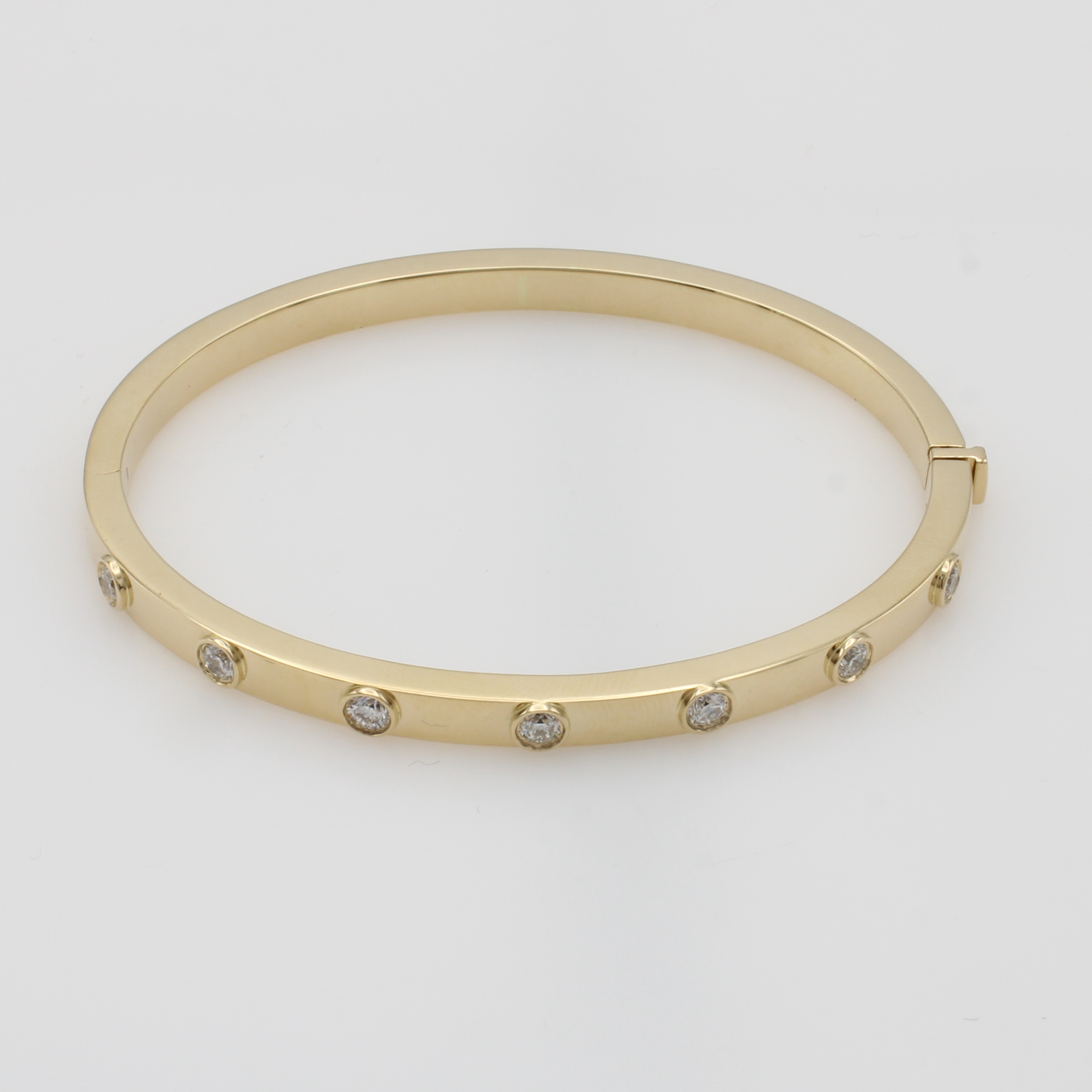 Image 27126241 - Armreif mit Brillanten, GG 585/000, obere Hälfte bes. m. 7 Brill. in Zargenfassungen ...