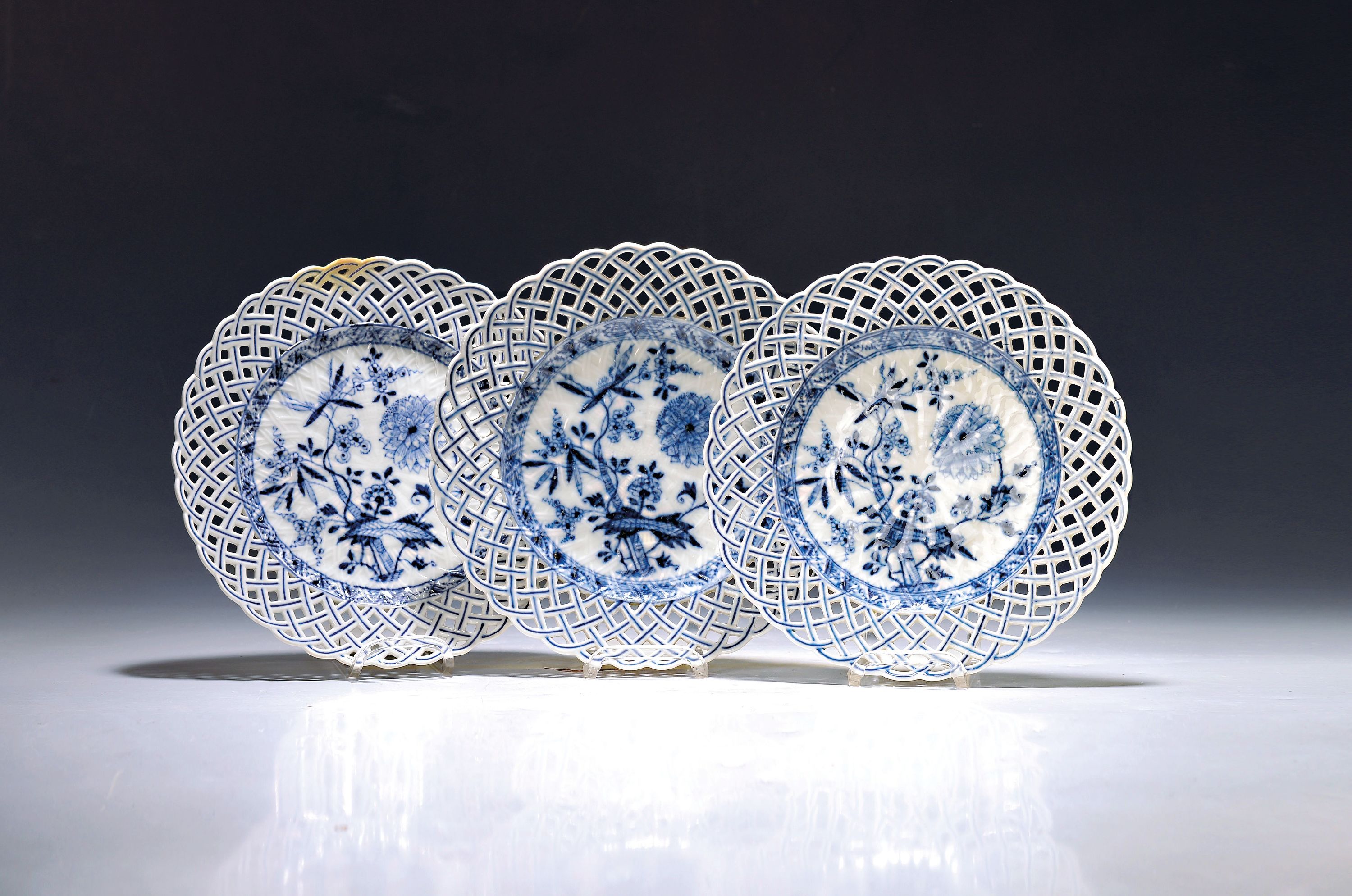 Image 27126255 - 3 Teller mit ausgeschnittenem Rand und frühem Zwiebelmuster, Meissen, 1755-65, ...
