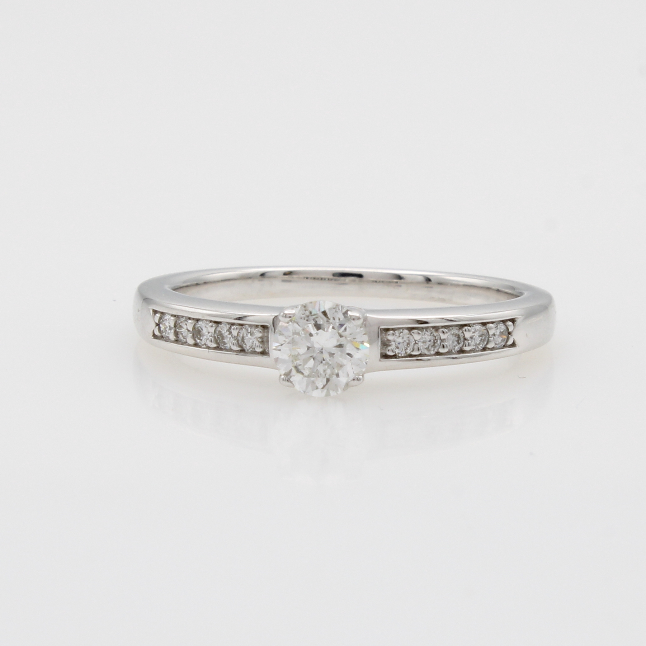 Image 27126266 - Ring mit Brillanten, WG 585/000, Solitär in Krappenfassung ca. 0.40 ct u. 10 Brill. in ...