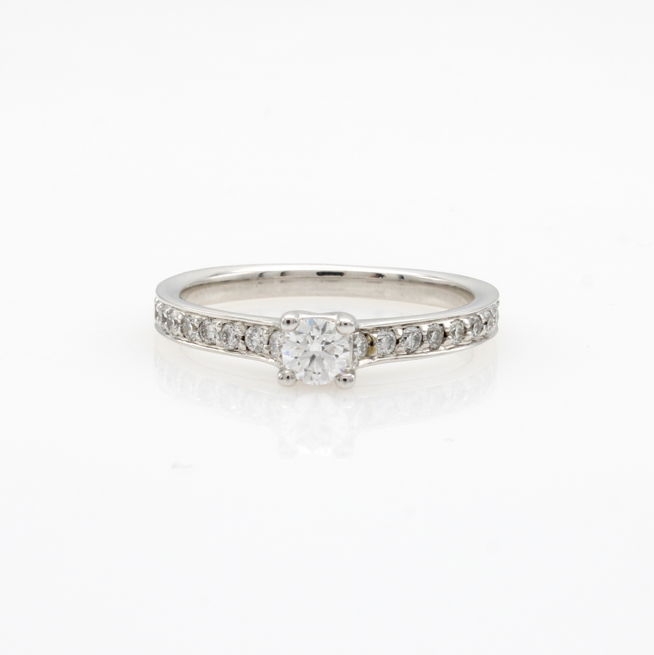 Image 27126271 - Ring mit Brillanten, WG 585/000, Mittelsteinu. 18 Besatzbrill. zus. ca. 0.47 ct ...
