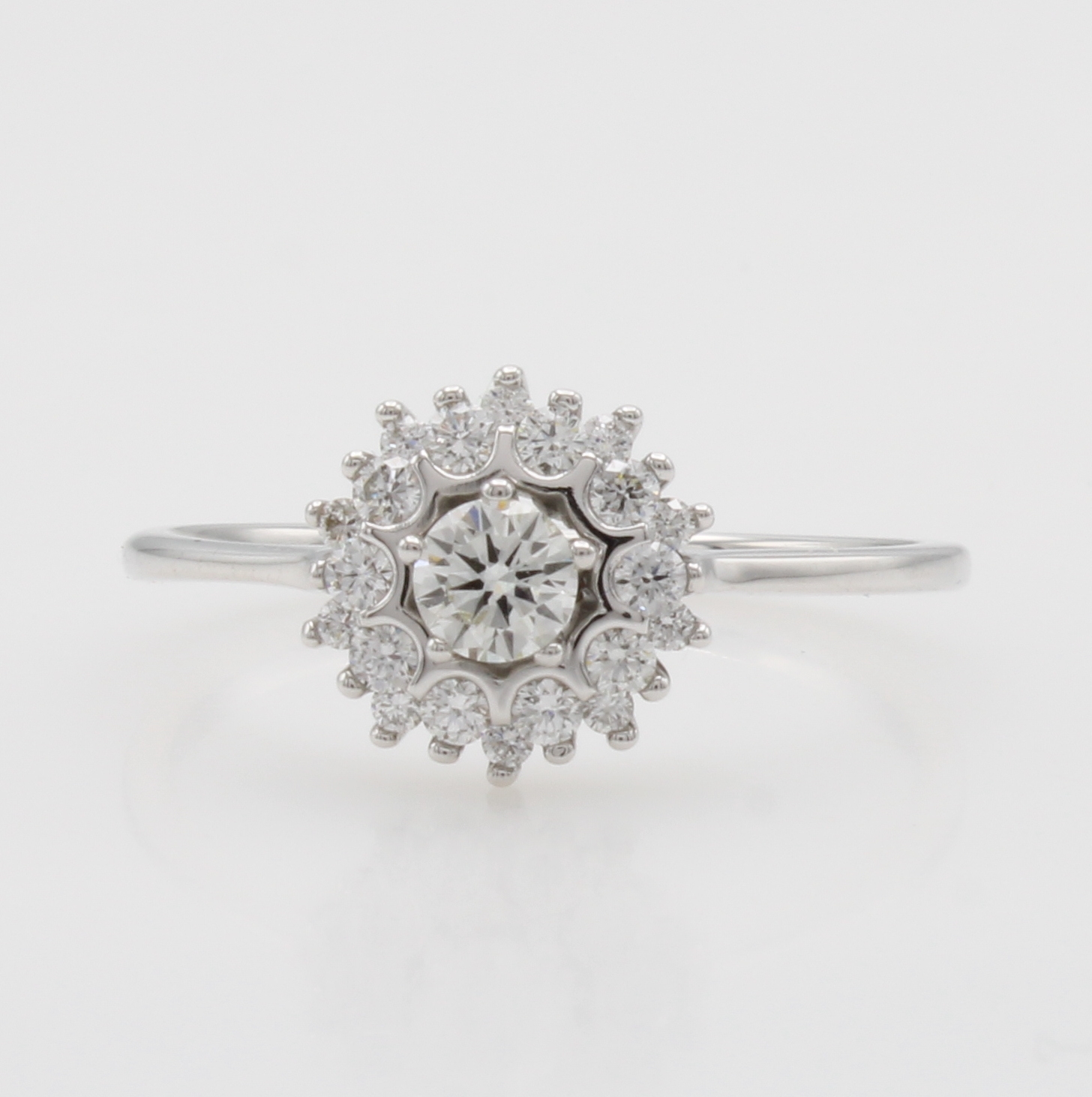 Image 27126281 - Ring mit Brillanten, WG 585/000, Solitär umgeben v. Besatzbrill. zus. ca. 0.50 ct ...