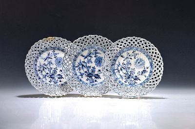 Image 3 plates with cut-out rim and early onion pattern, Meissen, 1755-65, porcelain, cut-out ...