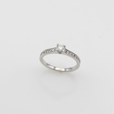27126271a - Ring mit Brillanten, WG 585/000, Mittelsteinu. 18 Besatzbrill. zus. ca. 0.47 ct ...